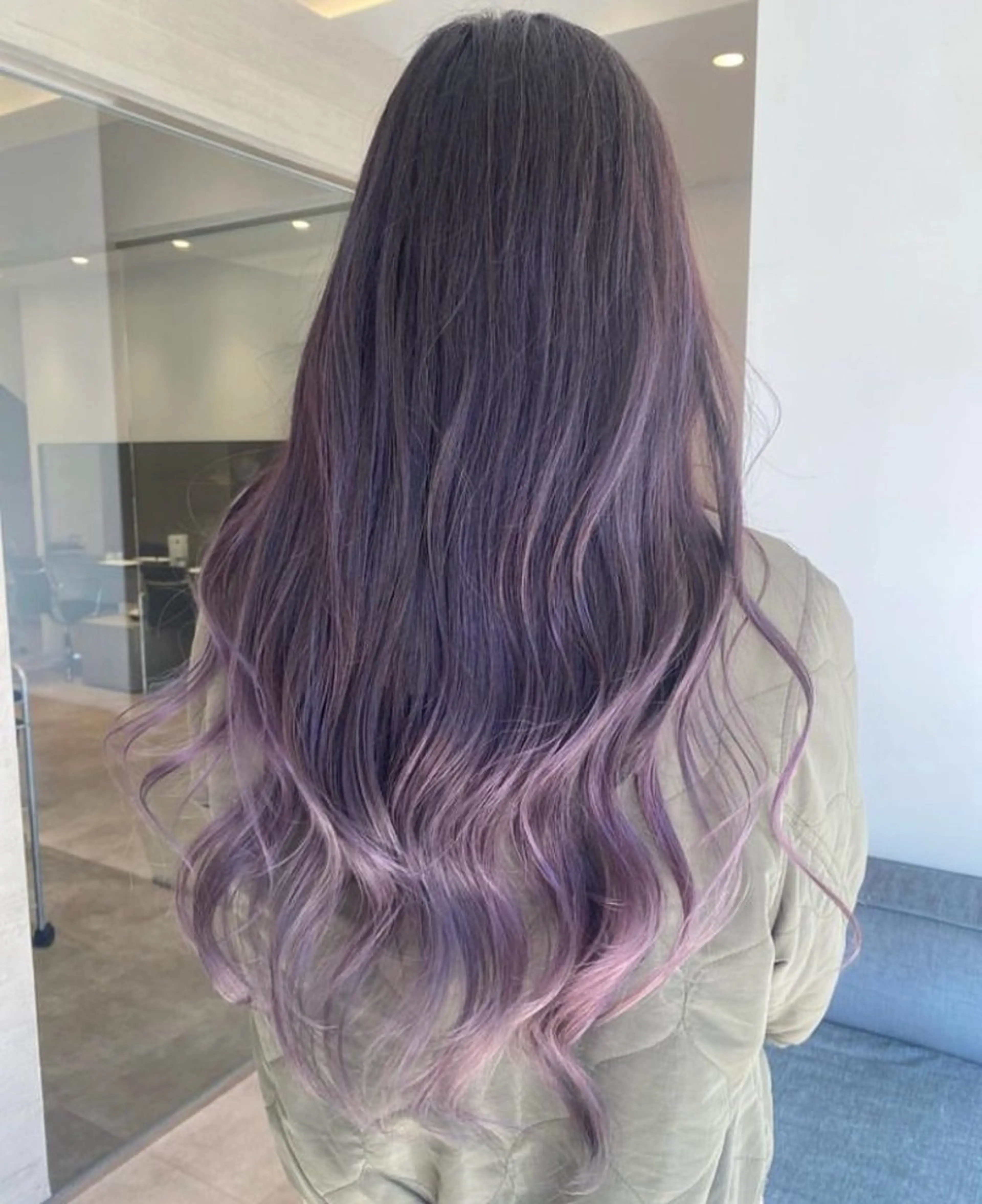 ロング カラー ブリーチ パープルカラー サキ🤍ハイトーン 🩰くびれ巻きヘアのヘアスタイル