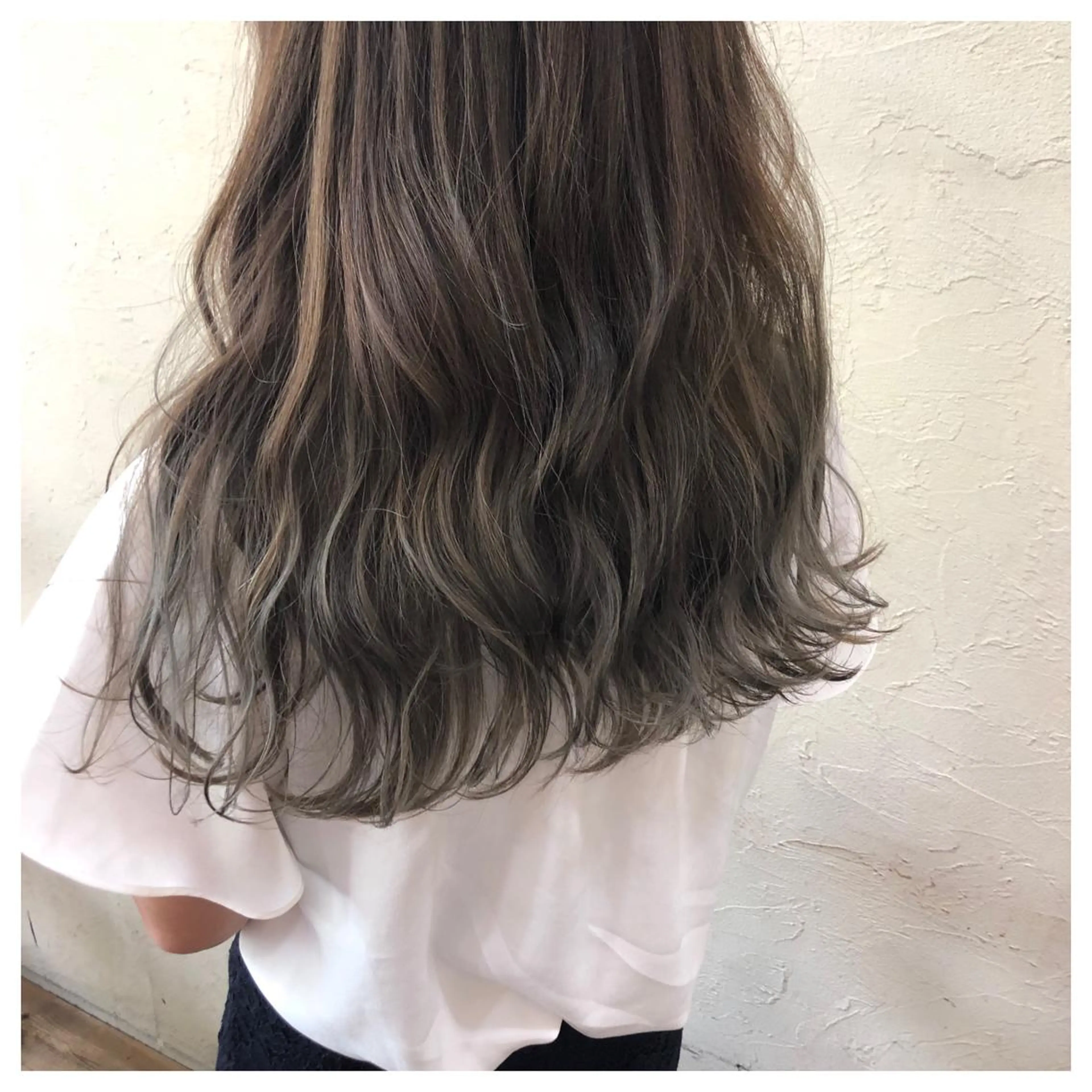 ロング カラー ブリーチ グラデーションカラー ハイライトカラー ハイライト カット ヘアカラー トリートメント ENIF ヤマグチアツコのヘアスタイル