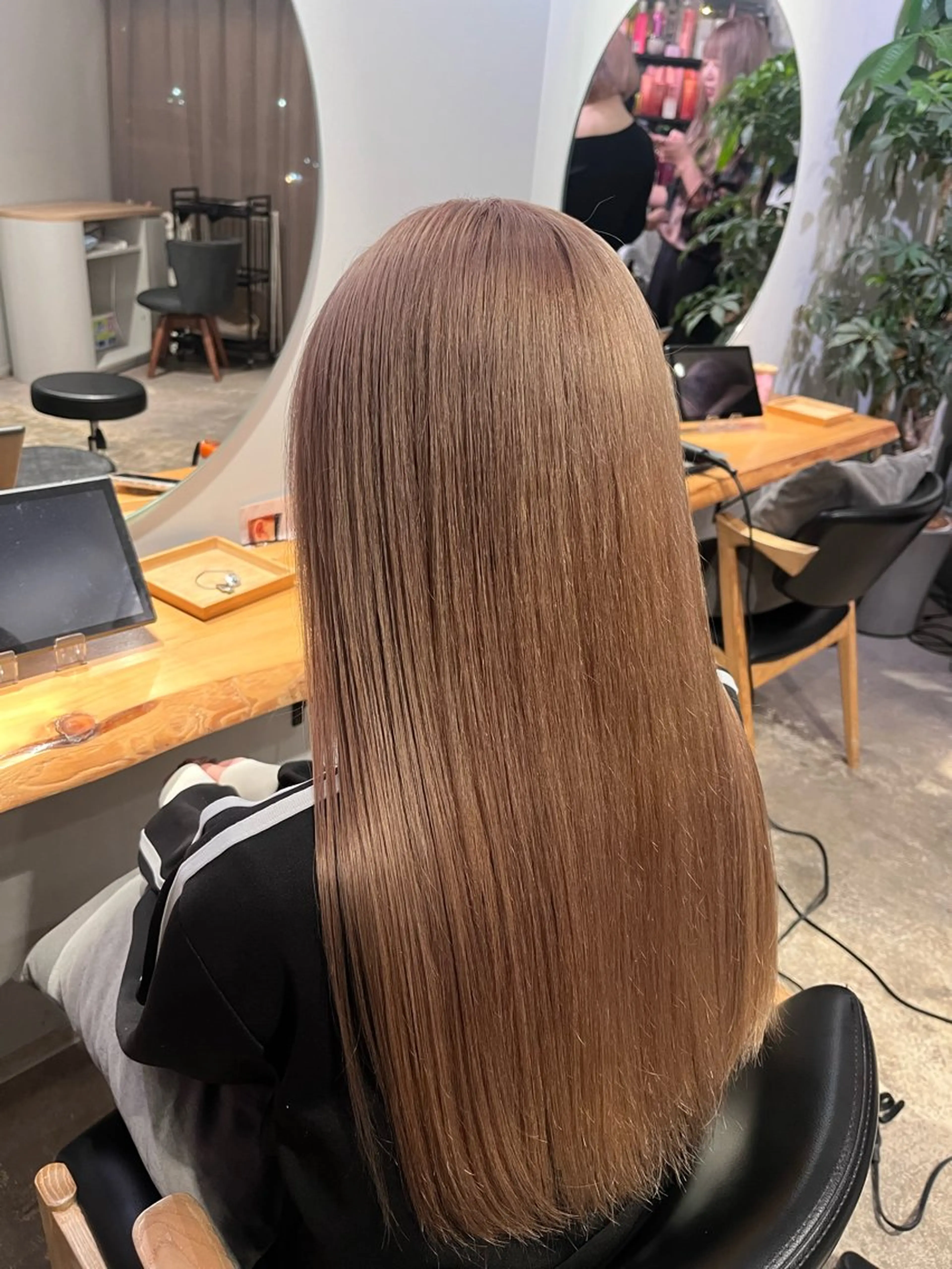 ロング カラー ベージュカラー ブリーチ ピンクカラー ヘアカラー 友 美海のヘアスタイル