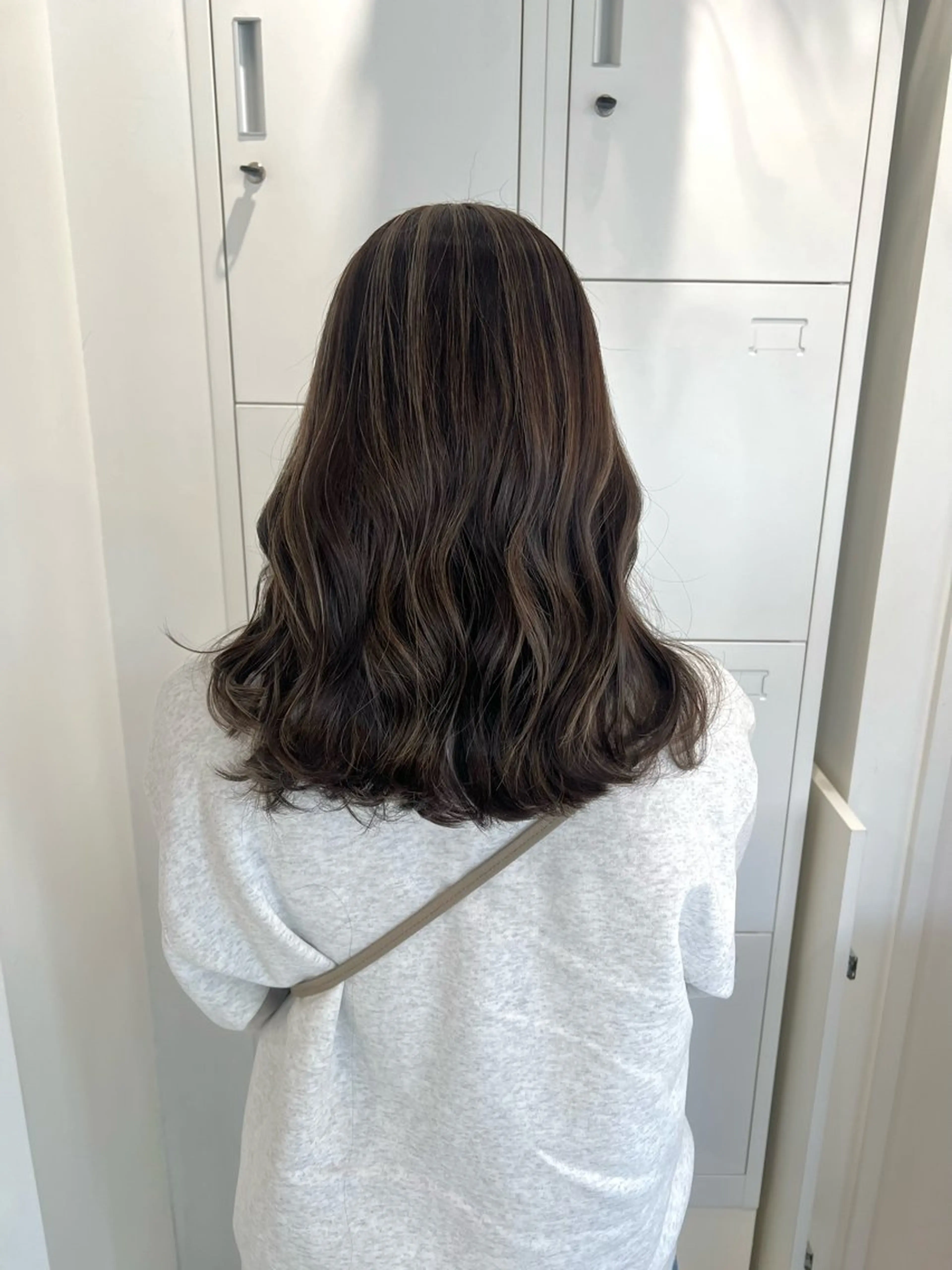 セミロング カラー ベージュカラー ハイライトカラー ハイライト ヘアカラー トリートメント 黒阪 なみのヘアスタイル