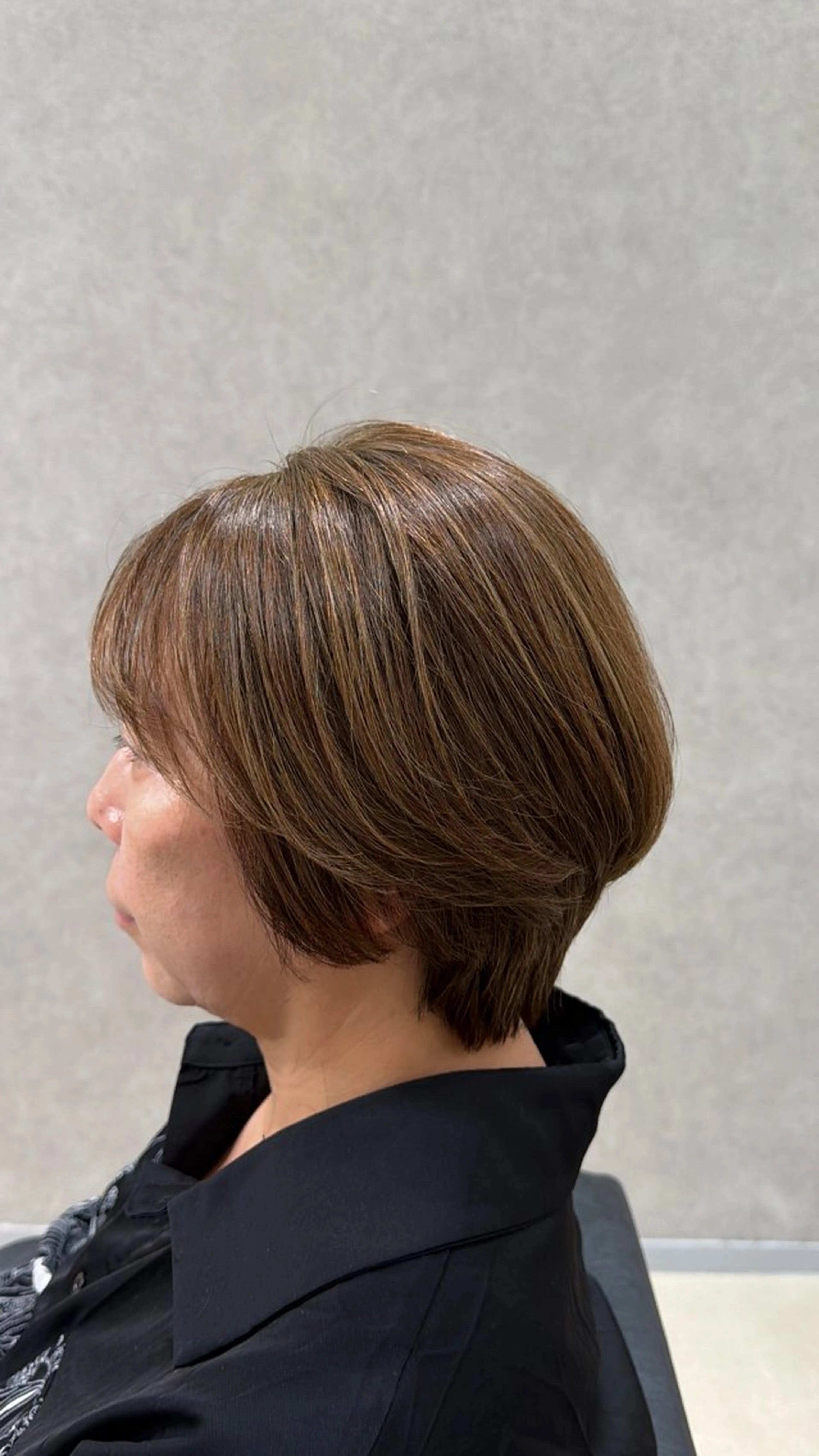 ショート カラー ベージュカラー 透明感カラー ハイライトカラー シルバー シルバーベージュ カット ヘアカラー 巖本 真希のヘアスタイル