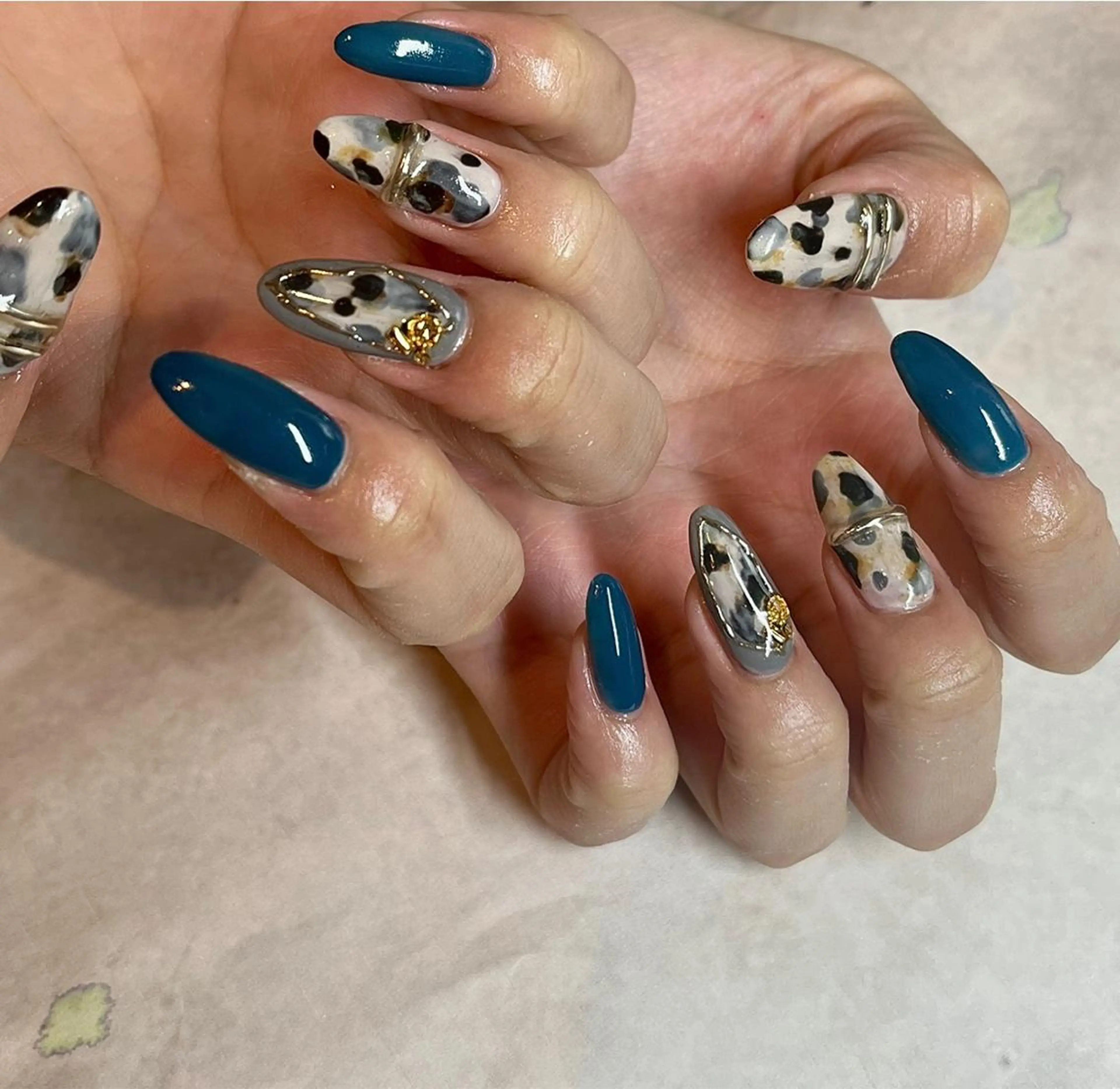 ネイル アニマル柄 ブルー 冬ネイル フリーランス¨̮⃝ ネイリストOKADAのネイルデザイン