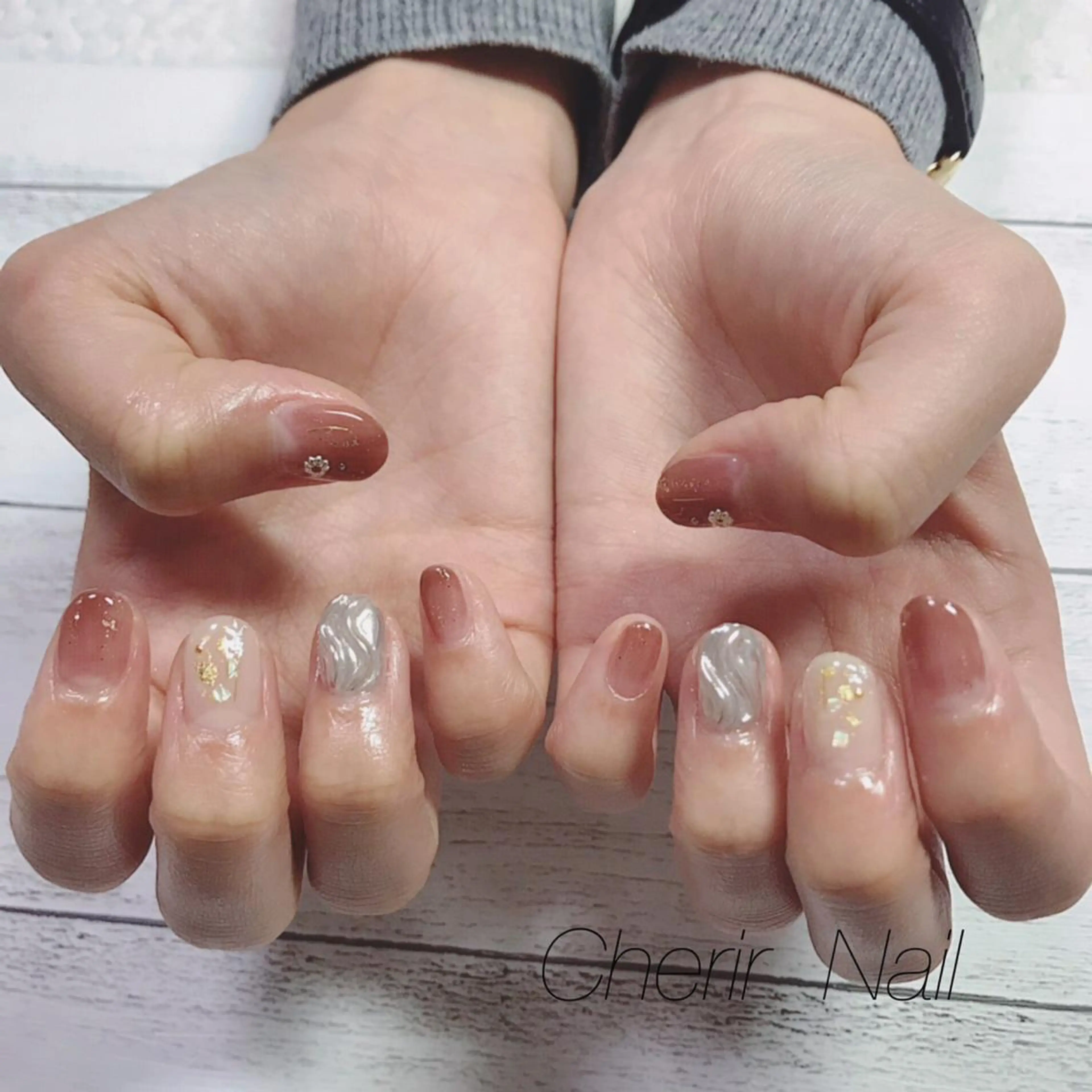 ネイル アートネイル ブラウン ミラーネイル ニュアンスネイル 赤色 Cherirnail kaoriのネイルデザイン