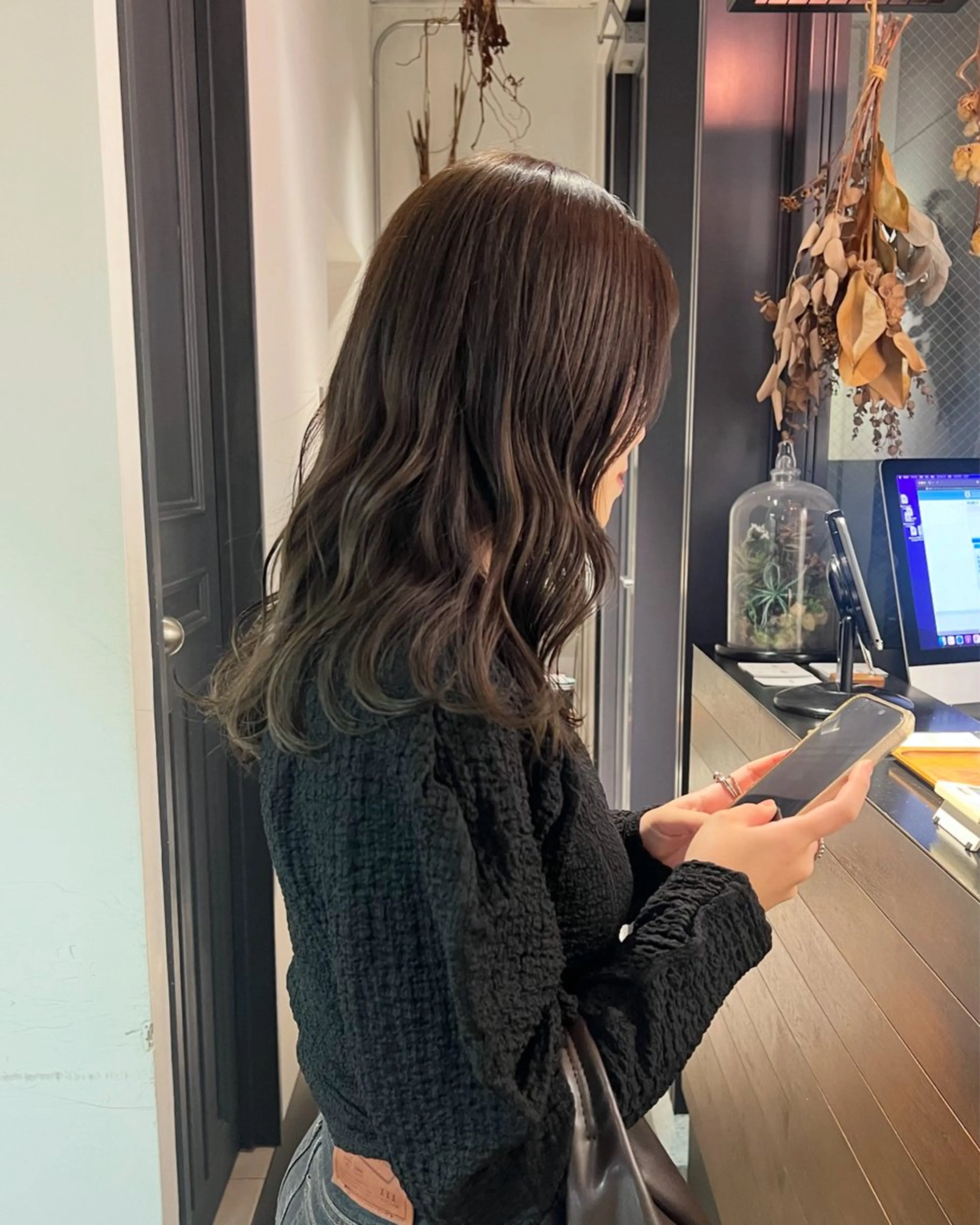 セミロング カラー ブリーチ 透明感カラー グレージュ robin&darc所属・佐久間 未來のヘアスタイル