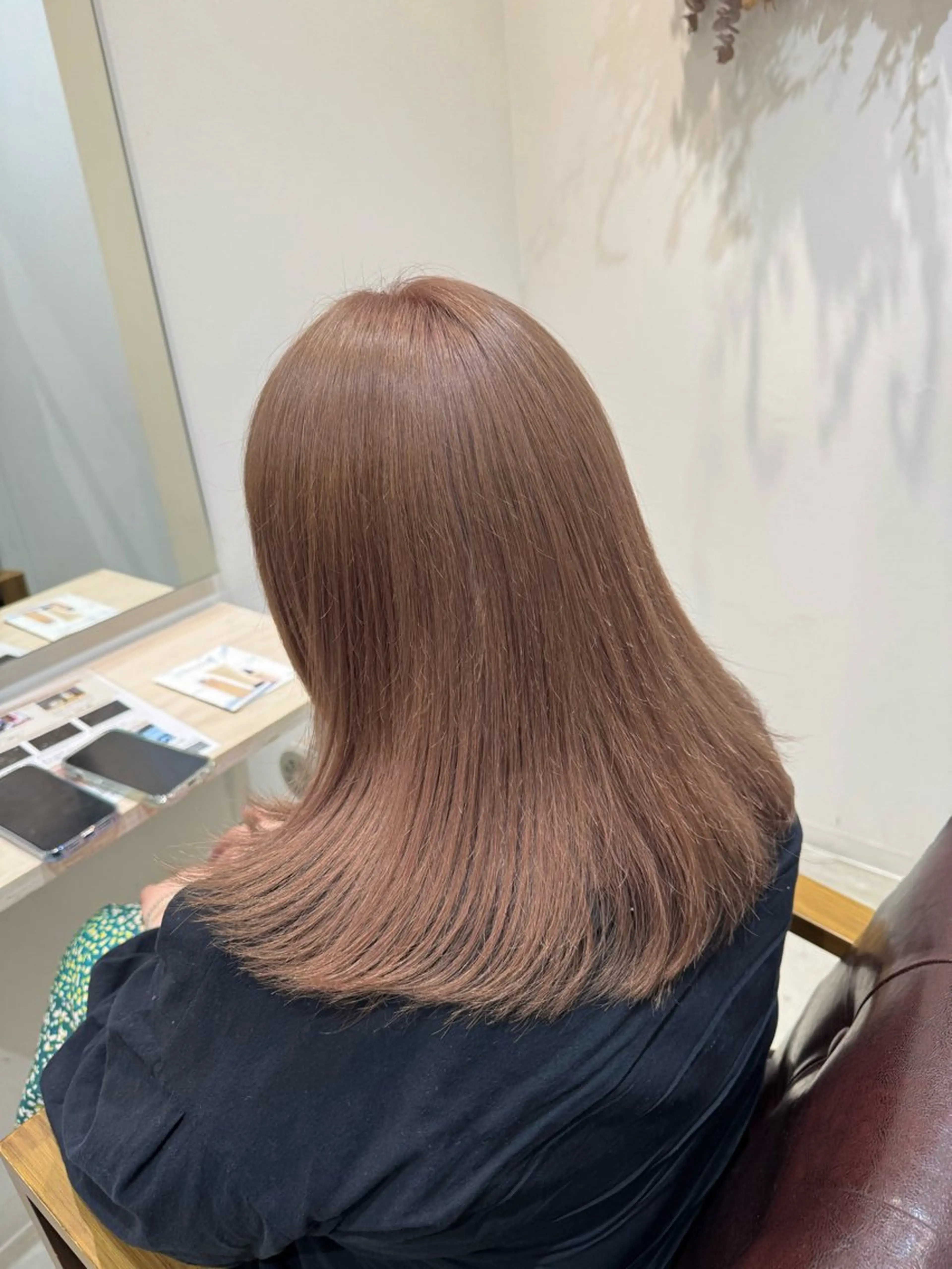 ミディアム カラー 切りっぱなしボブ ミディアムパーマ バレイヤージュ ベージュカラー ブリーチ ヘアカラー ほの カラー特化/ ブリーチ/ボブのヘアスタイル