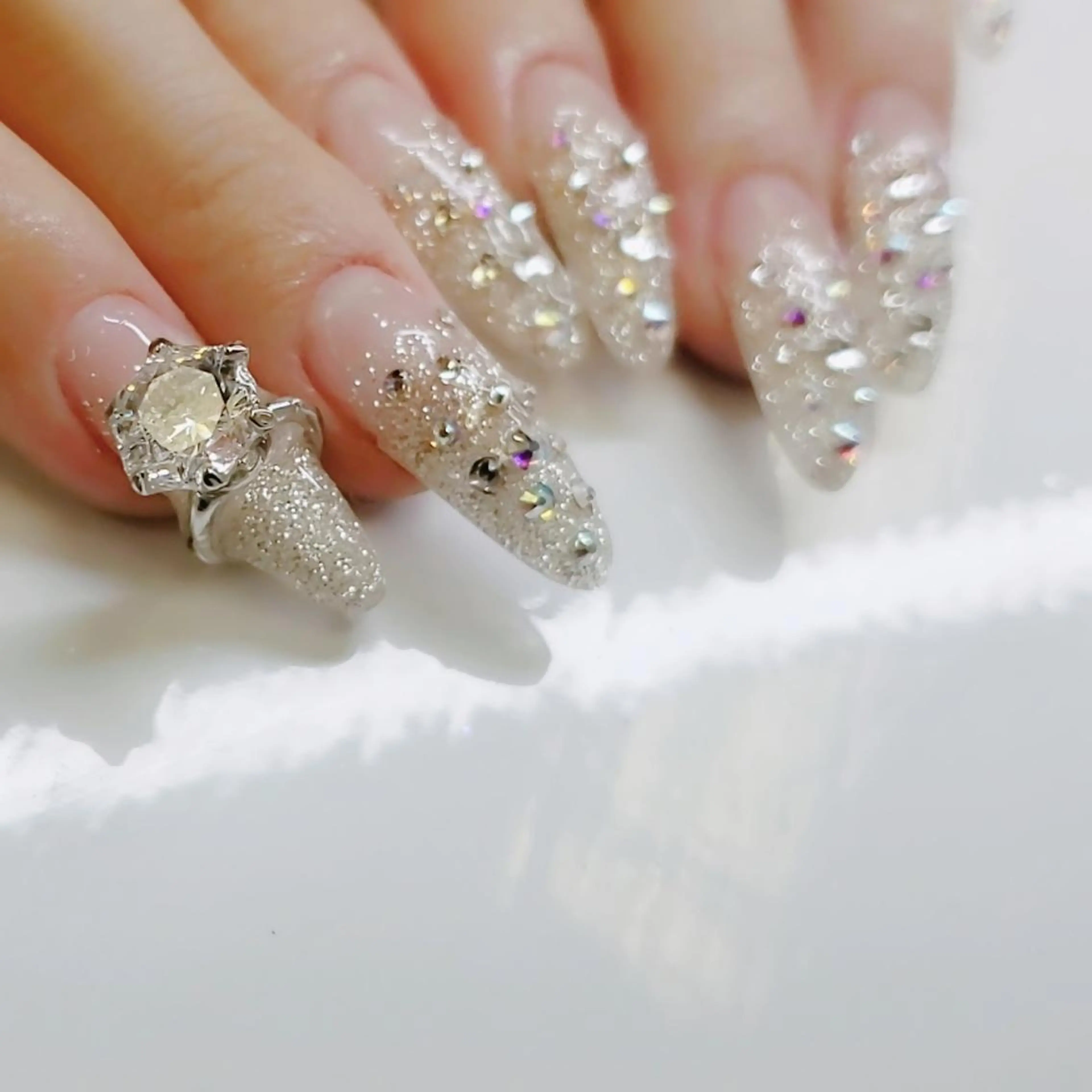 ロング ネイル 成人式 キラキラネイル シンプルネイル ハンドネイル クロキ 。のネイルデザイン