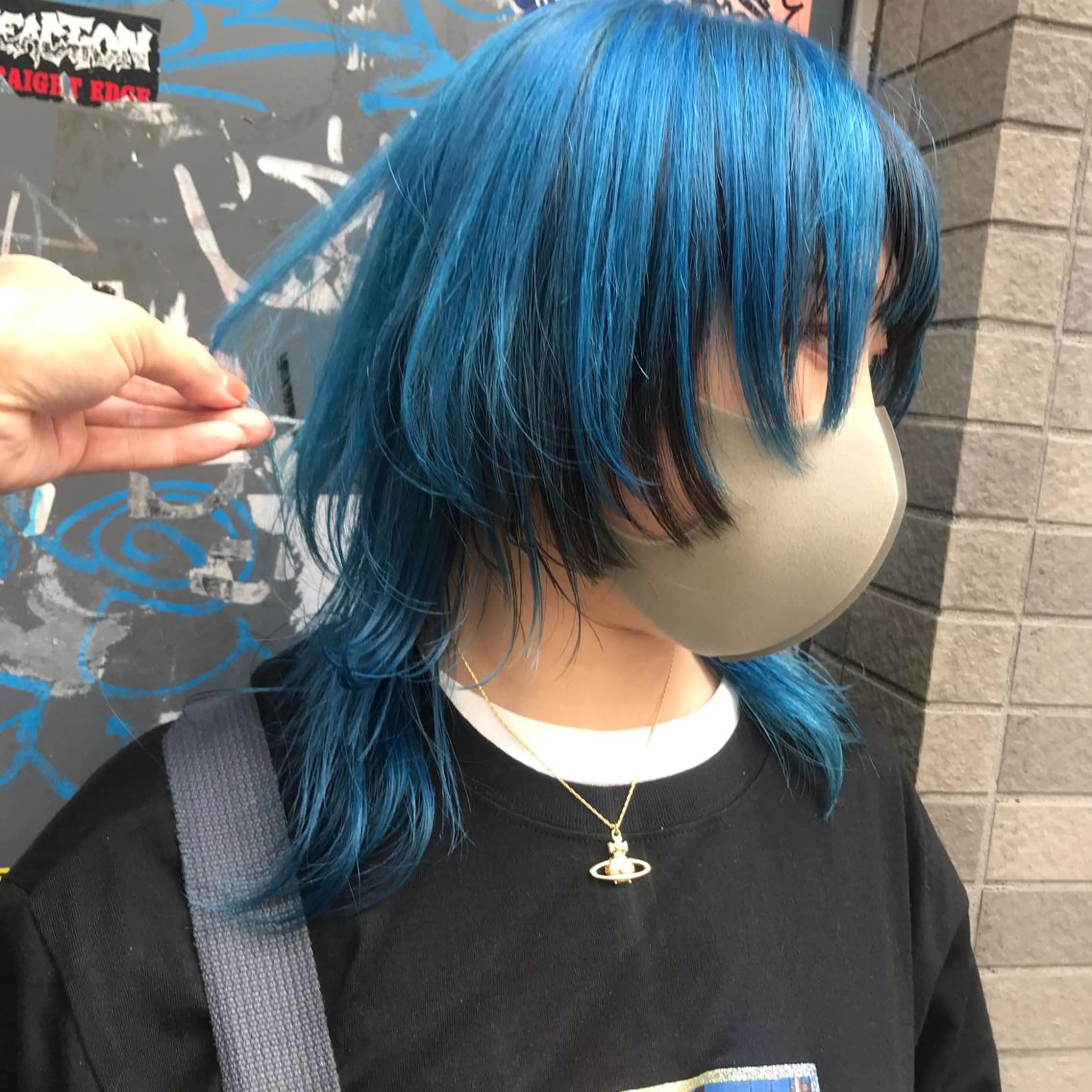 ミディアム カラー アクアカラー ブルーカラー ウルフカット ホワイト&レイヤーカ ットエクステ長畠俊輔のヘアスタイル