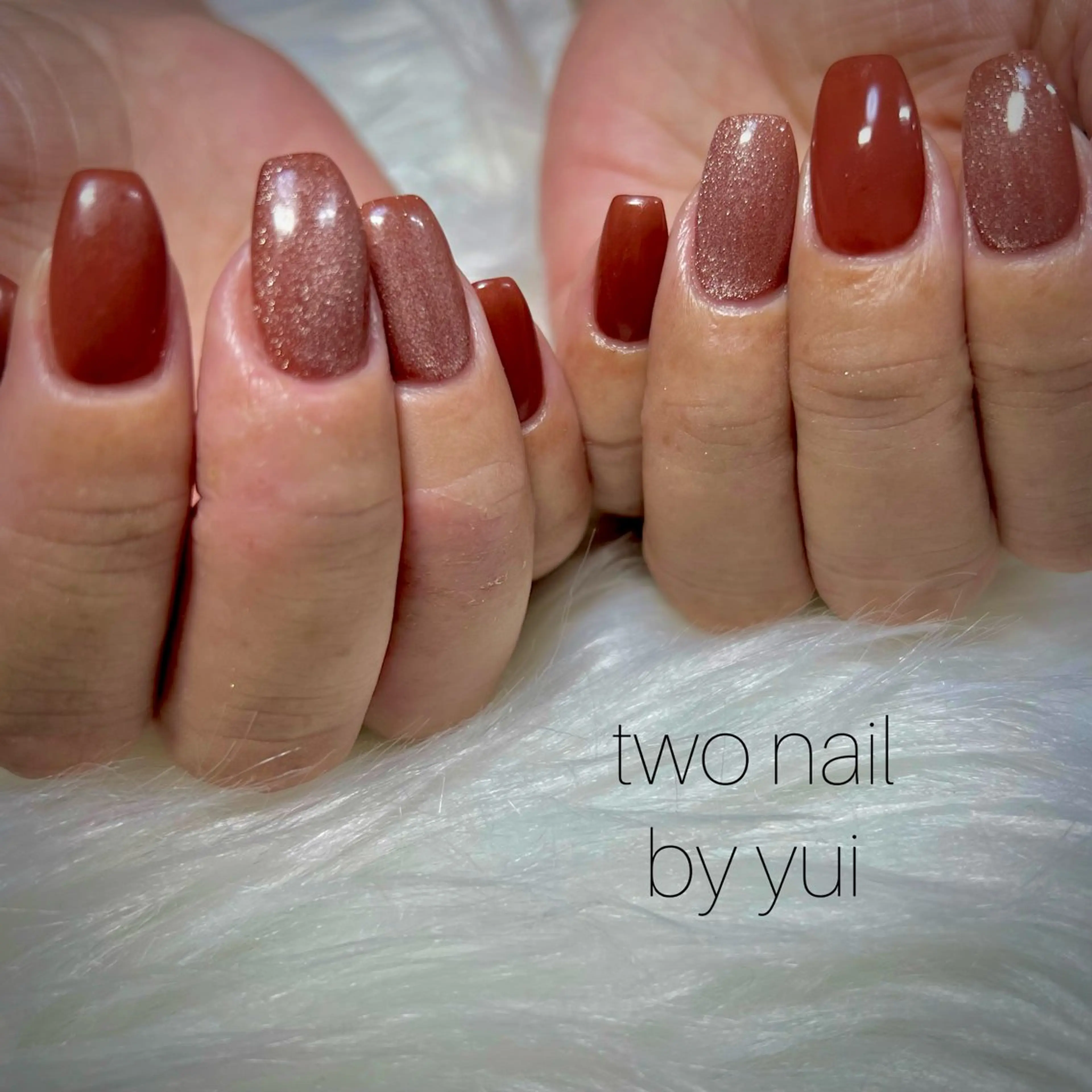 ネイル ブラウン キラキラネイル マグネットネイル ネイルチップ ホワイト ハンドネイル two nailのネイルデザイン