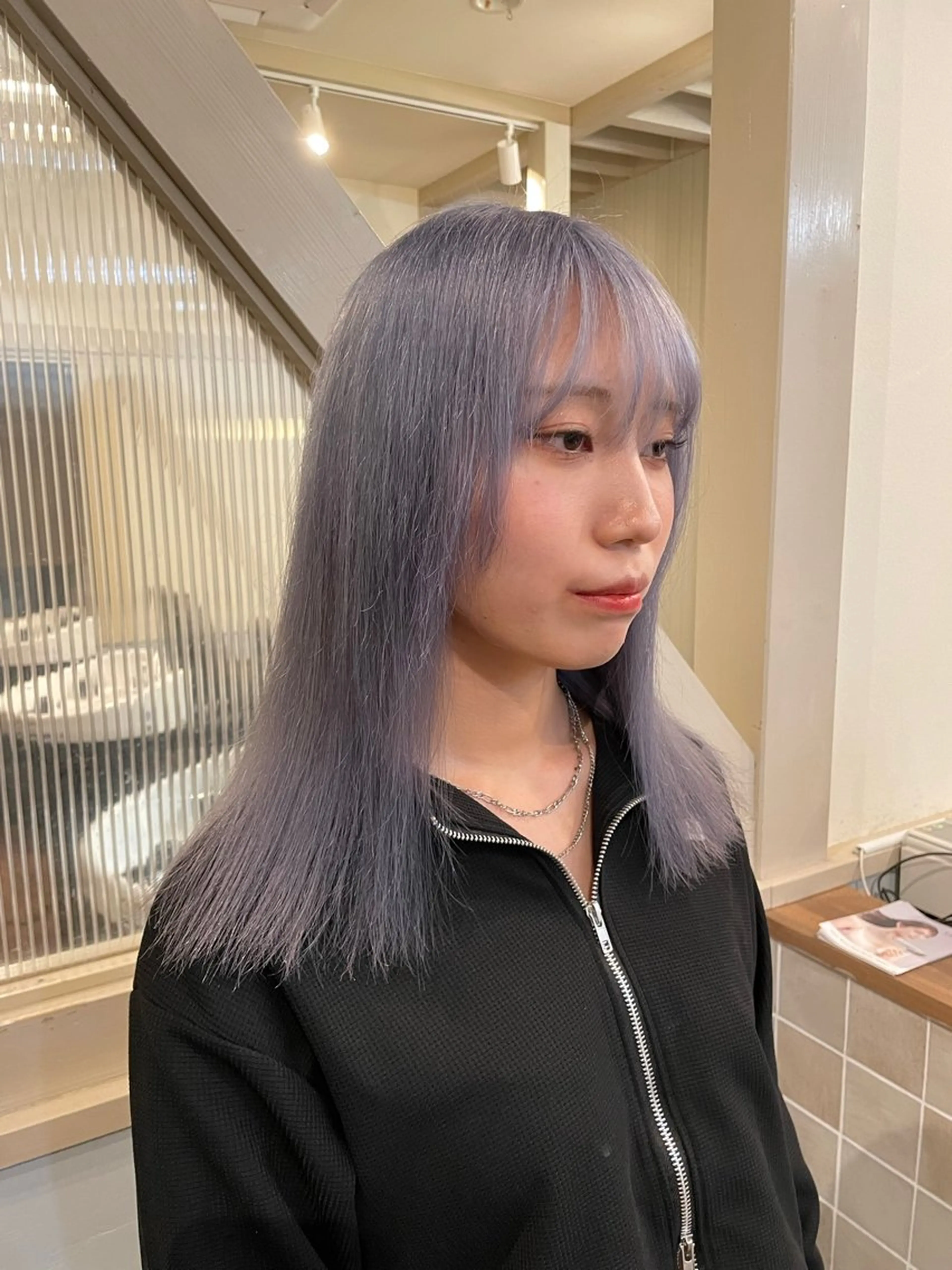 ミディアム カラー ブリーチ ブロンド ラベンダーカラー ラベンダーグレー シルバー moe🥣ﾚｲﾔｰ ｶｯﾄ/透明感ｶﾗｰのヘアスタイル