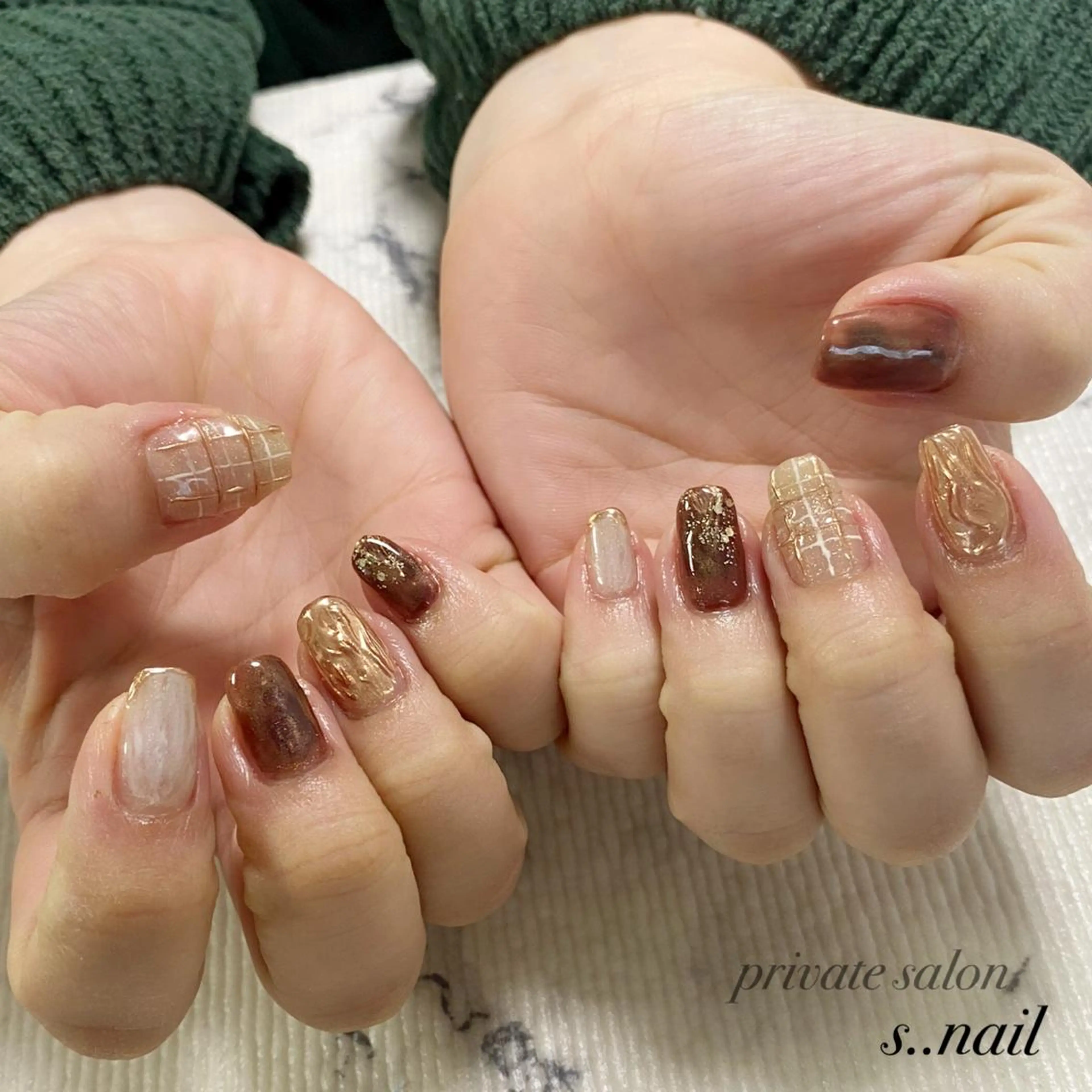 ネイル ブラウン 持ち込み ホワイト ハンドネイル フットネイル s..nail / MORITAのネイルデザイン