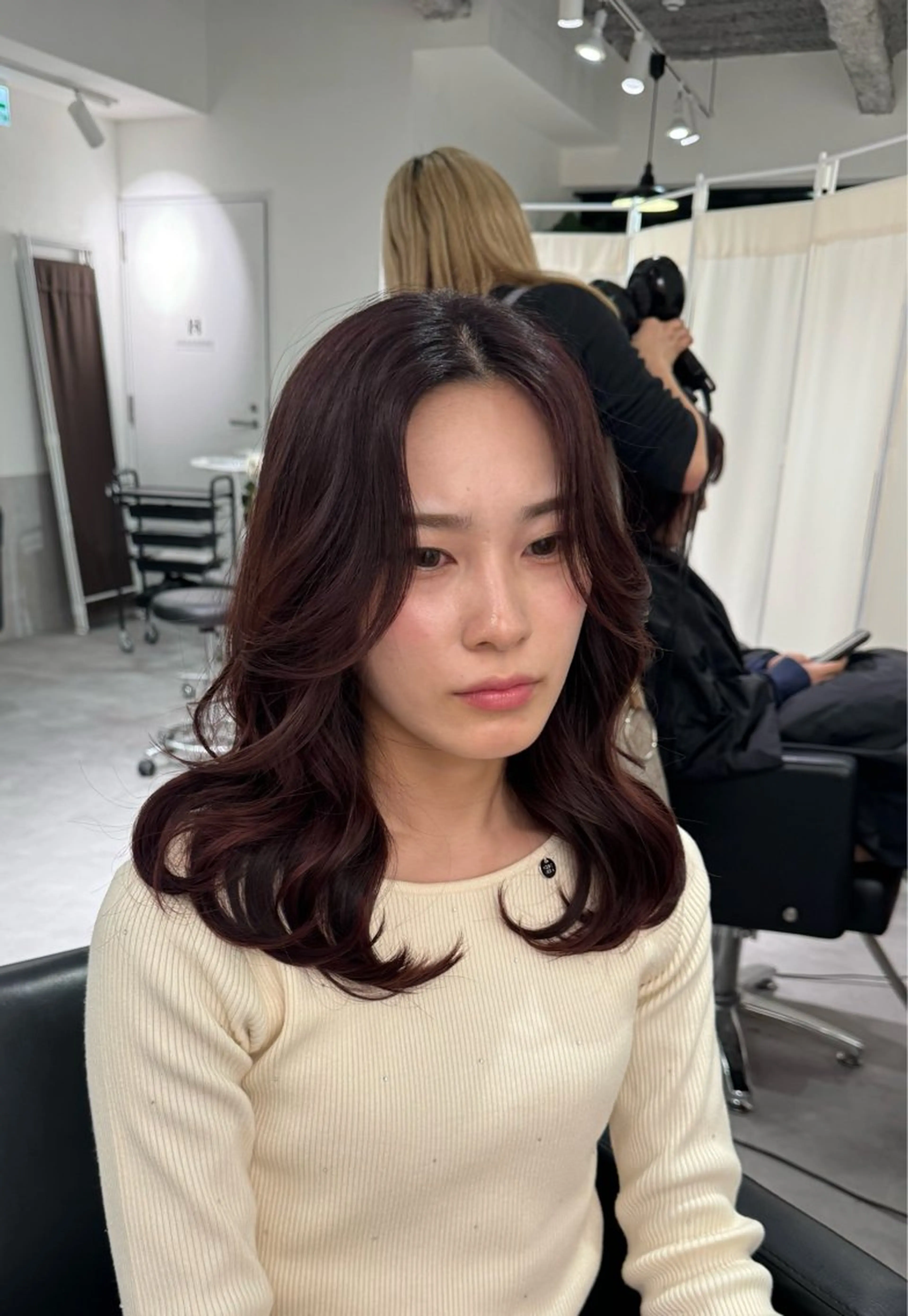 ミディアム レイヤーカット CIERA.南船場所属・yuna🧡/心斎橋 ハイトーン/ブリーチのヘアスタイル