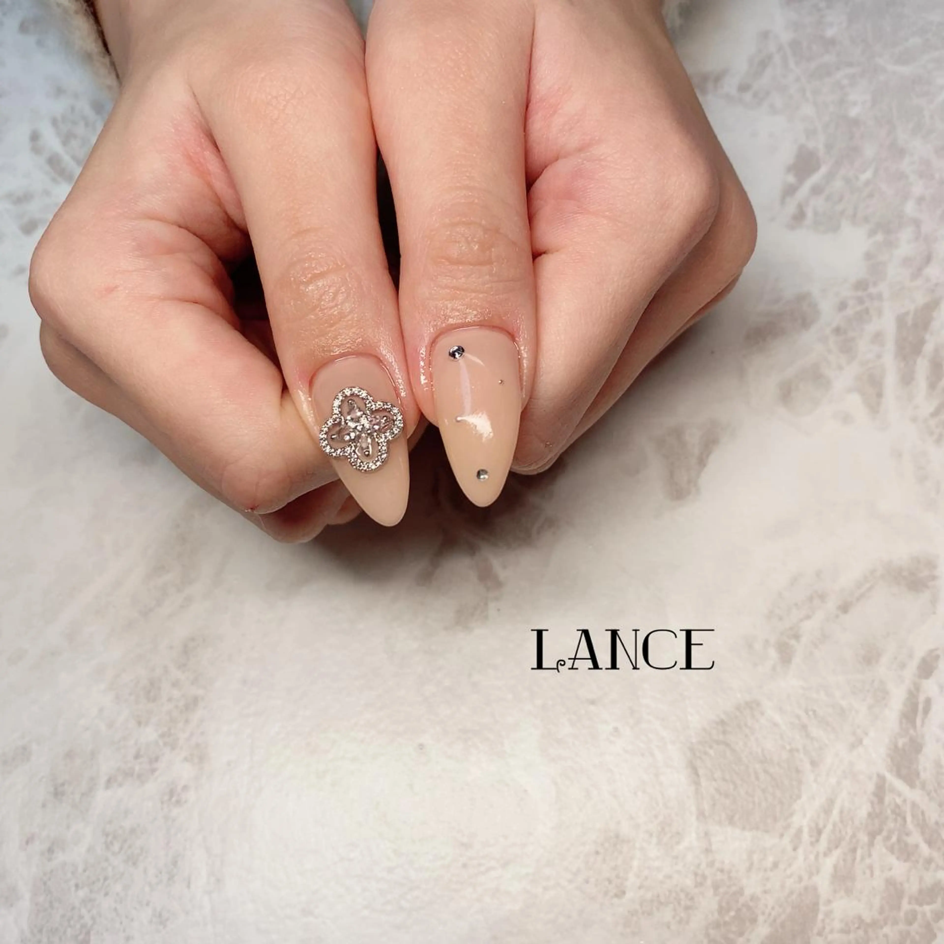 ミディアム ネイル クリスマス オーロラネイル フレンチネイル ワンホンネイル 冬ネイル ハンドネイル Lance nailのネイルデザイン