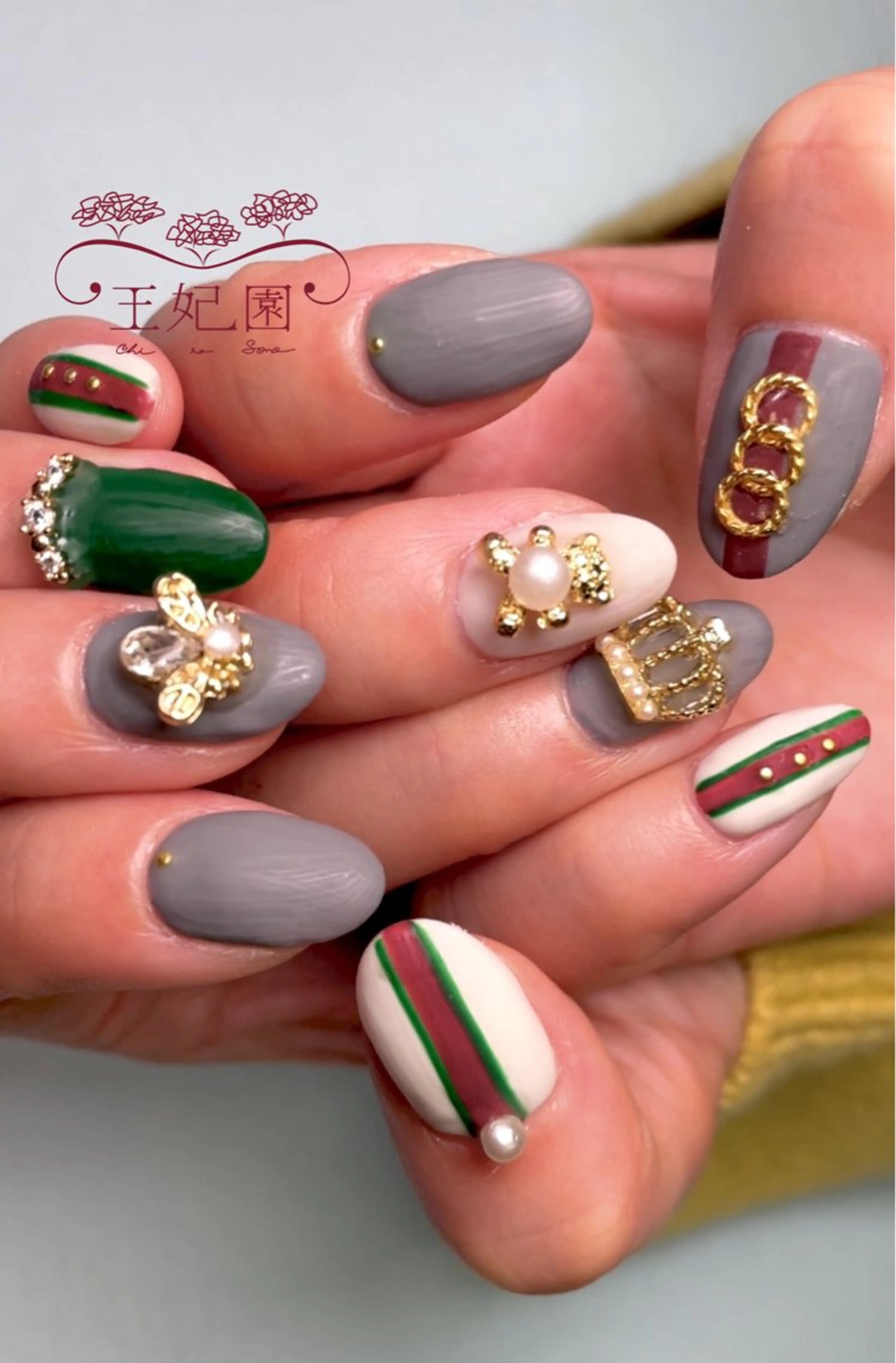 ネイル フラッシュネイル フレンチネイル ガラスフレンチ 冬ネイル クリスマス nail salon王妃の園所属・王妃の園 ohinosonoのネイルデザイン