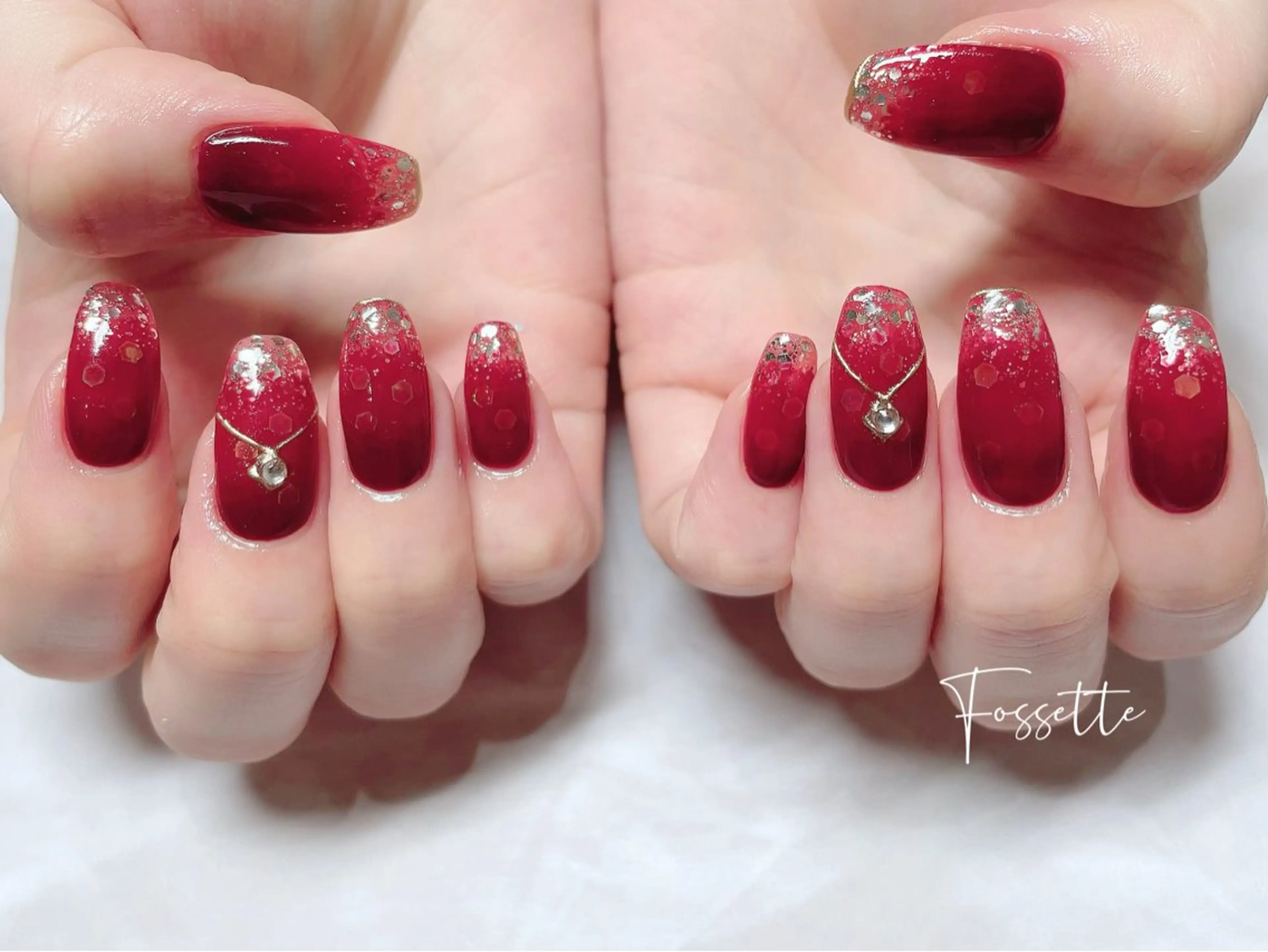 ネイル グラデーション ホログラムネイル キラキラネイル ミラーネイル 赤色 nailsalon Fossetteのネイルデザイン