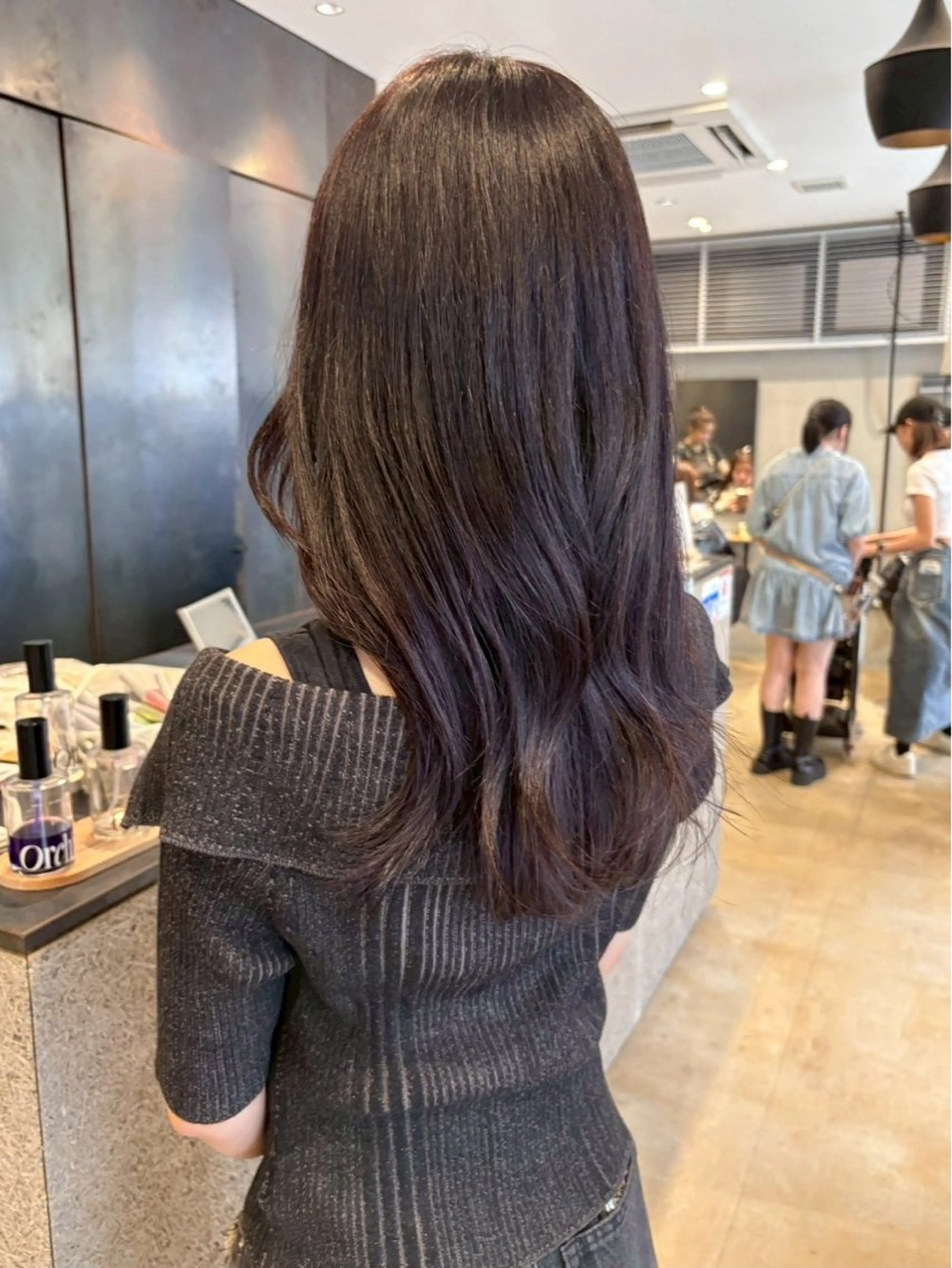 ロング 紅/艶カラー/ 透明感カラーのヘアスタイル