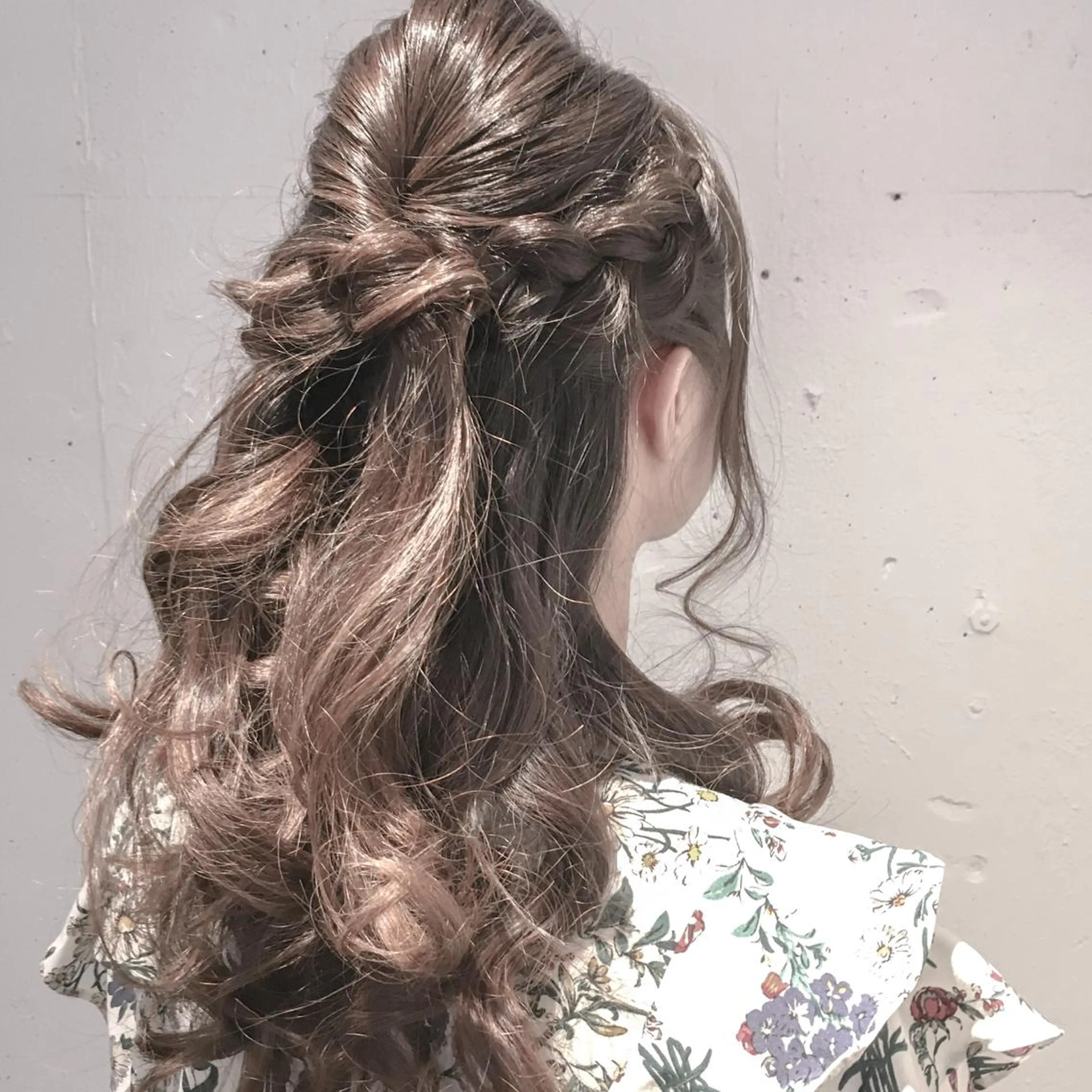 ロング カラー ヘアアレンジ ハーフアップ ベージュカラー イルミナカラー ミルキーベージュ トミタ アツシのヘアスタイル