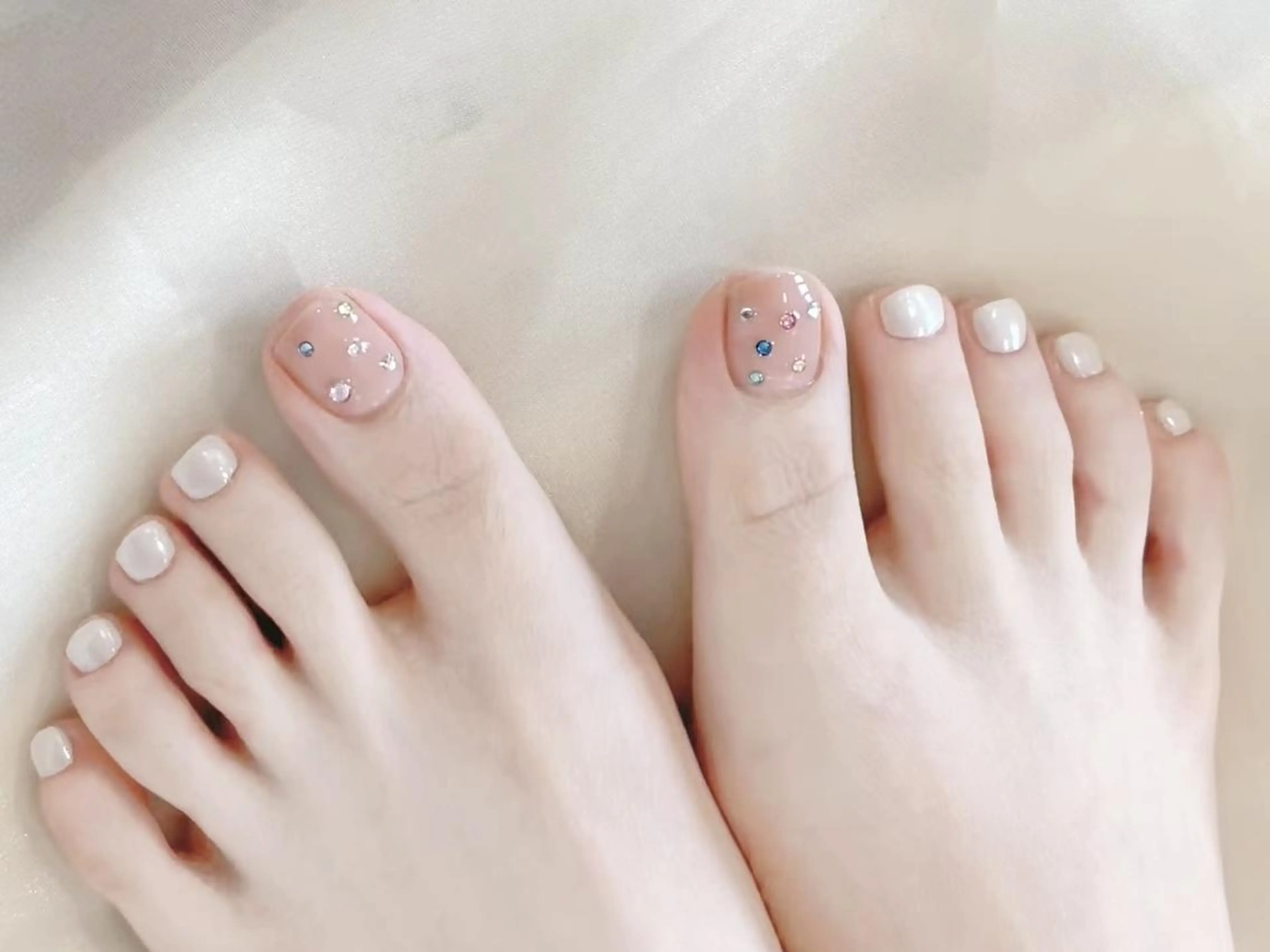 🐾【初回ジェルオフ無料】フットネイル＊持込デザイン・つけ放題（デザイン10本中2本）￥7200の写真