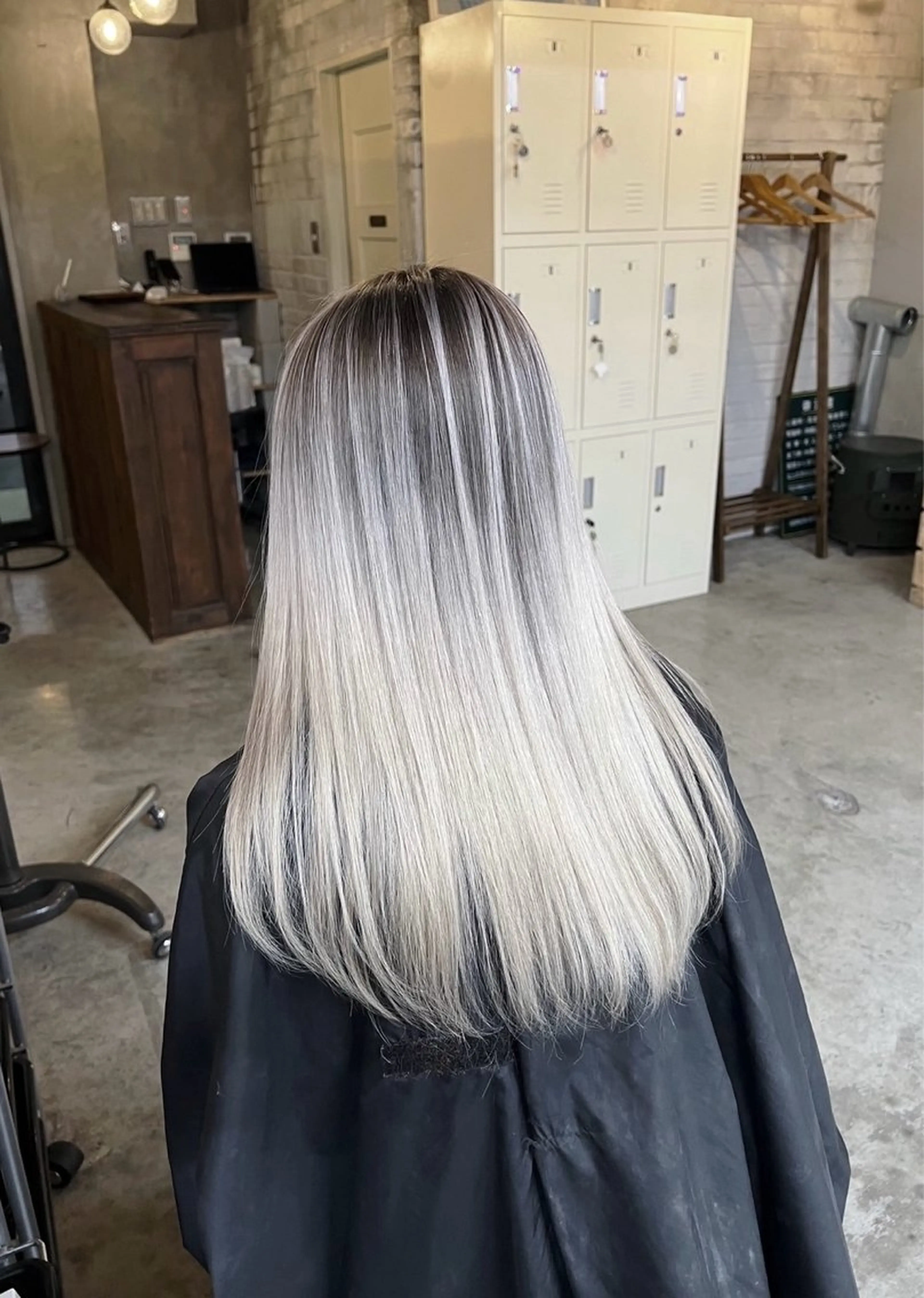 ロング カラー バレイヤージュ シルバー ホワイトシルバー レイヤーカット ヘアカラー トリートメント ROBIN所属・指名数No.1 /NAOYAのヘアスタイル