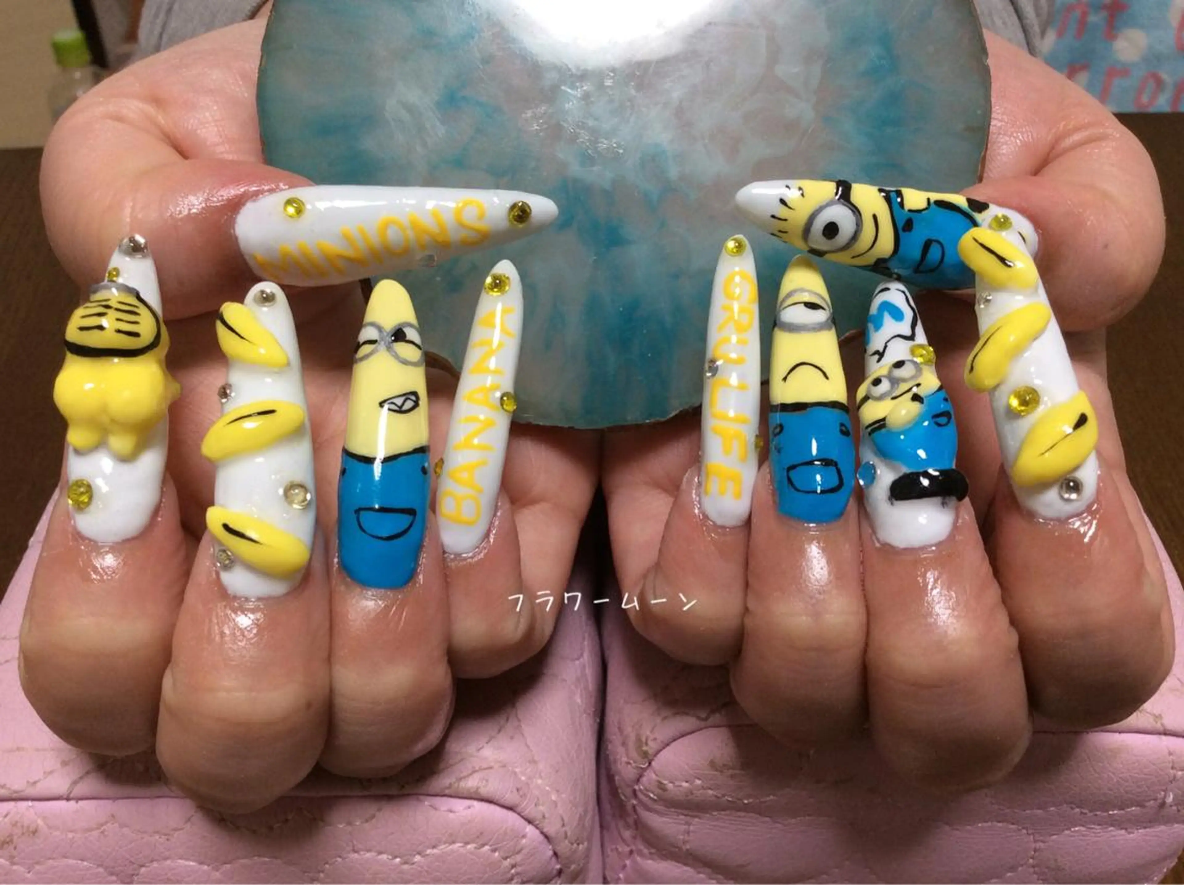 ネイル フラワー ムーンのネイルデザイン