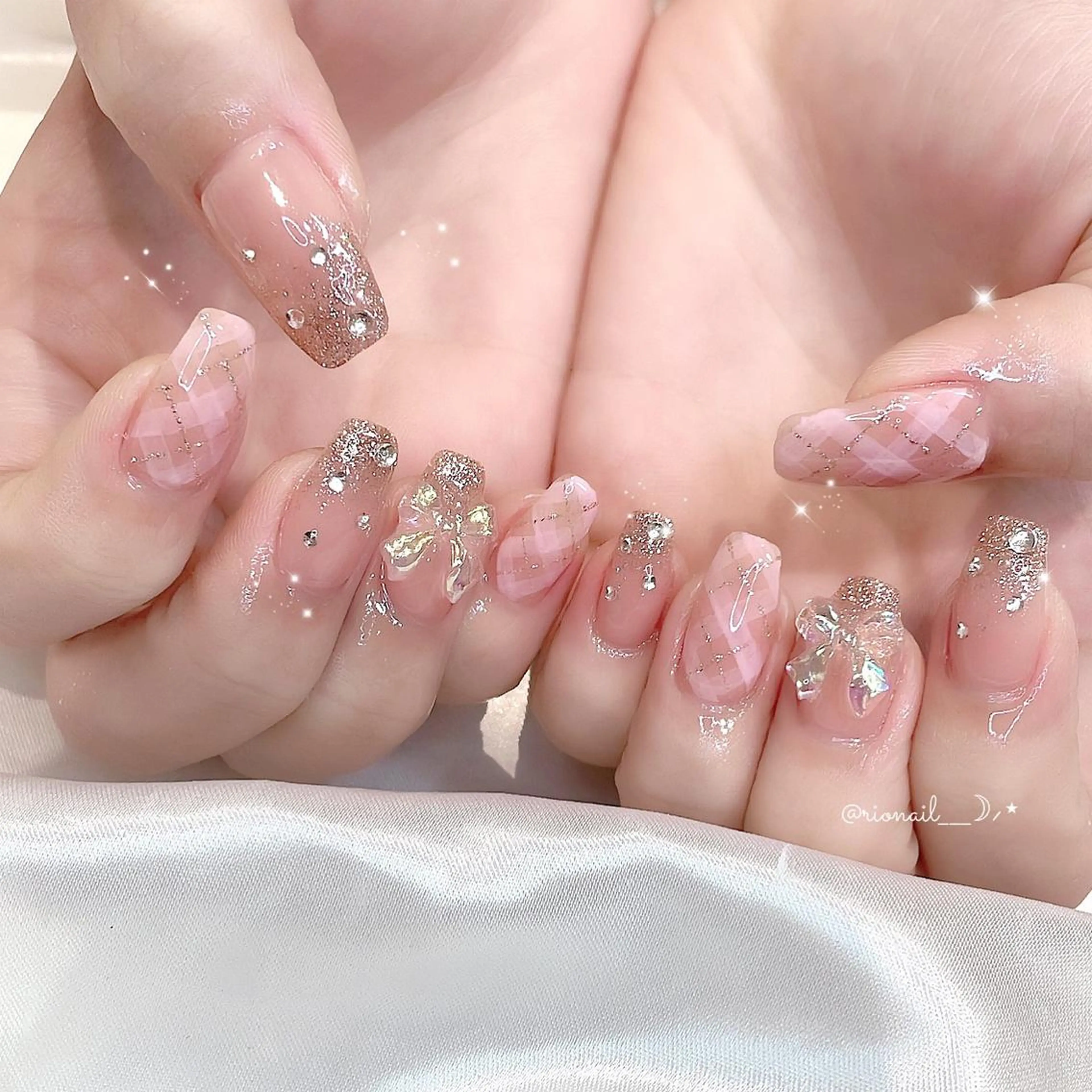 ネイル ハンドネイル 𝘙𝘪𝘰𝘯𝘢 ...🕯🤍のネイルデザイン