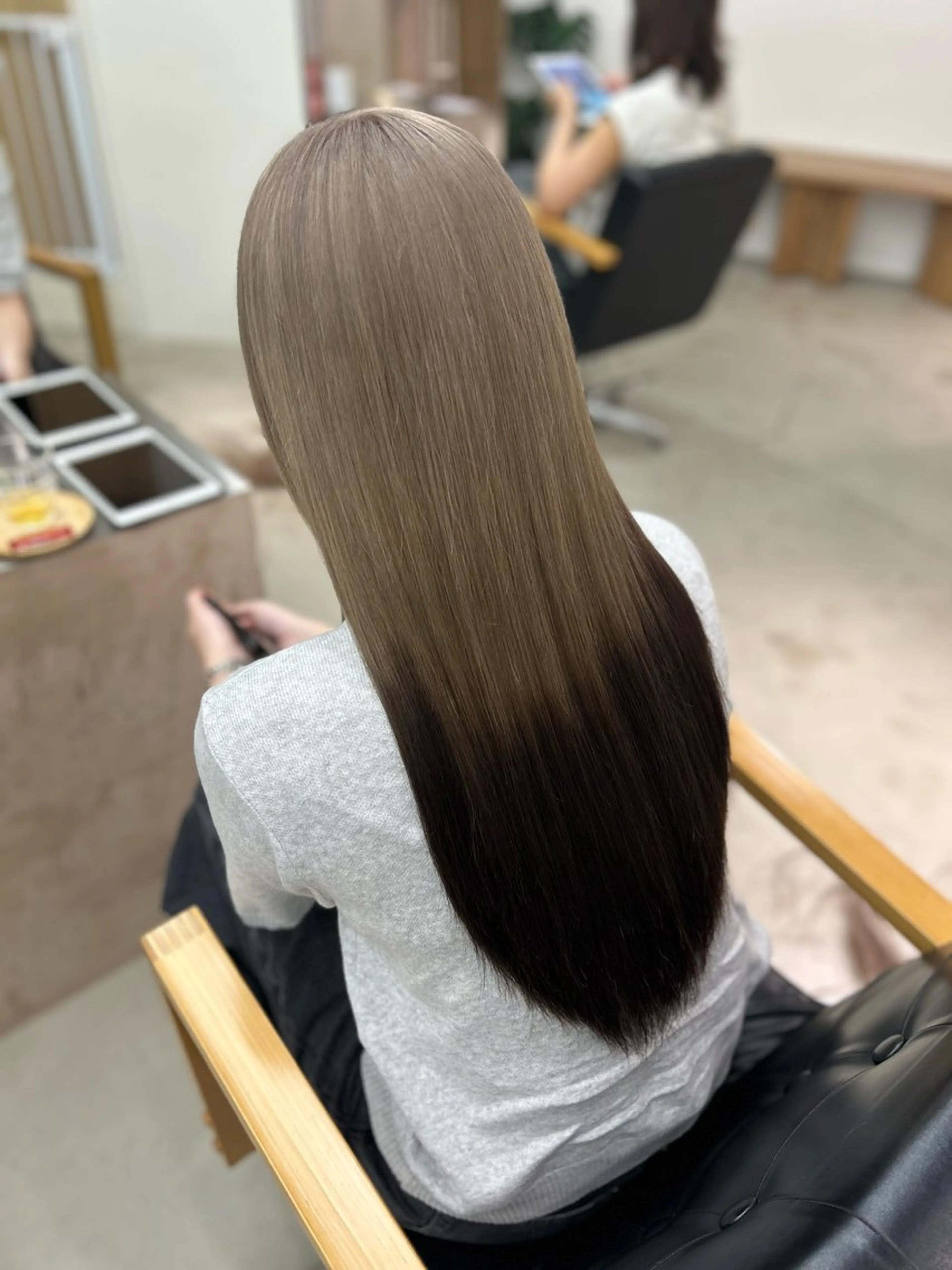 ロング カラー ベージュカラー ブリーチ ブラウンカラー デザインカラー ミルクティーベージュ ヘアカラー noa  🦋 ブリーチ/暖色のヘアスタイル