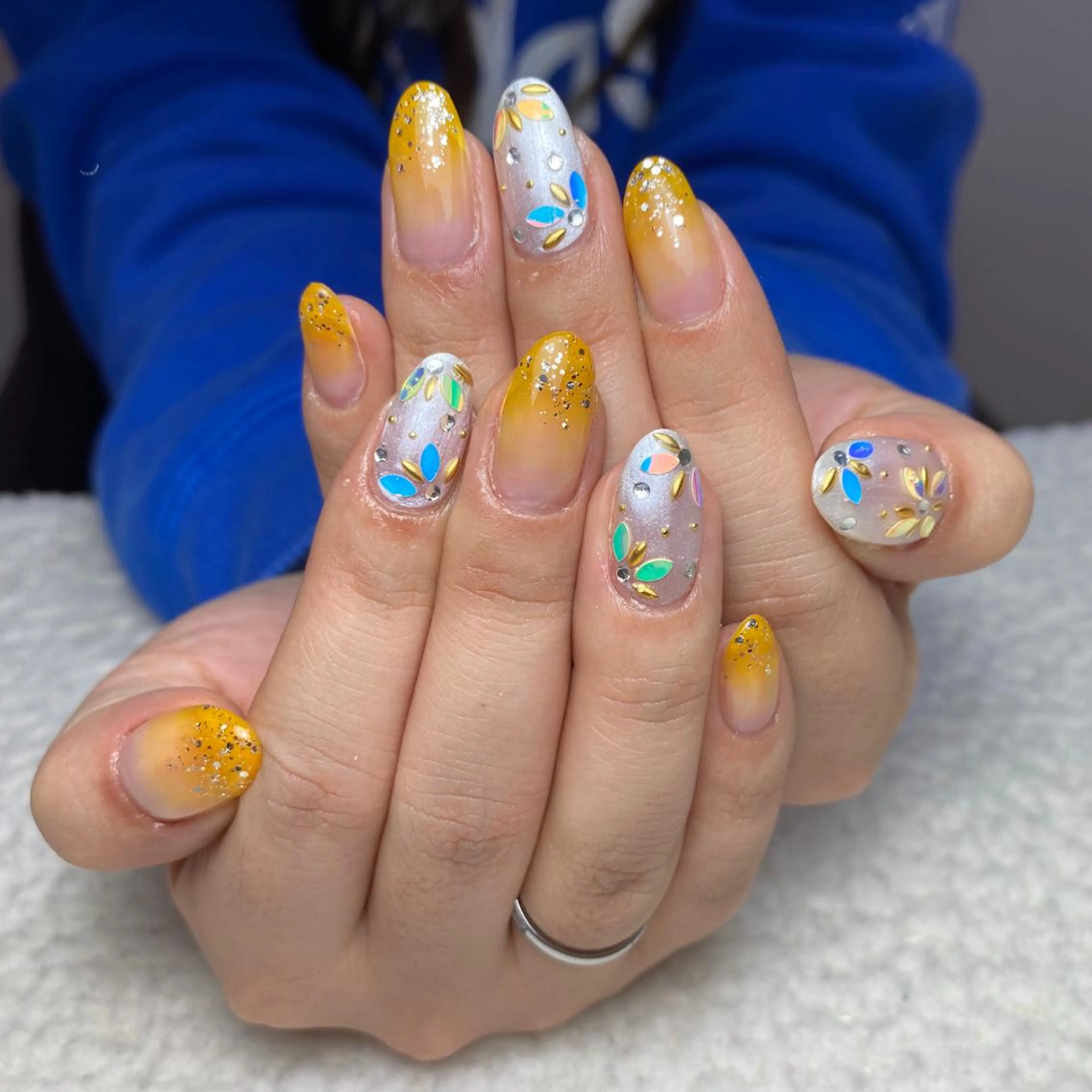 ネイル グラデーション 春ネイル 黄色 ハンドネイル COCO+所属・COCO +のエステ・リラクイメージ