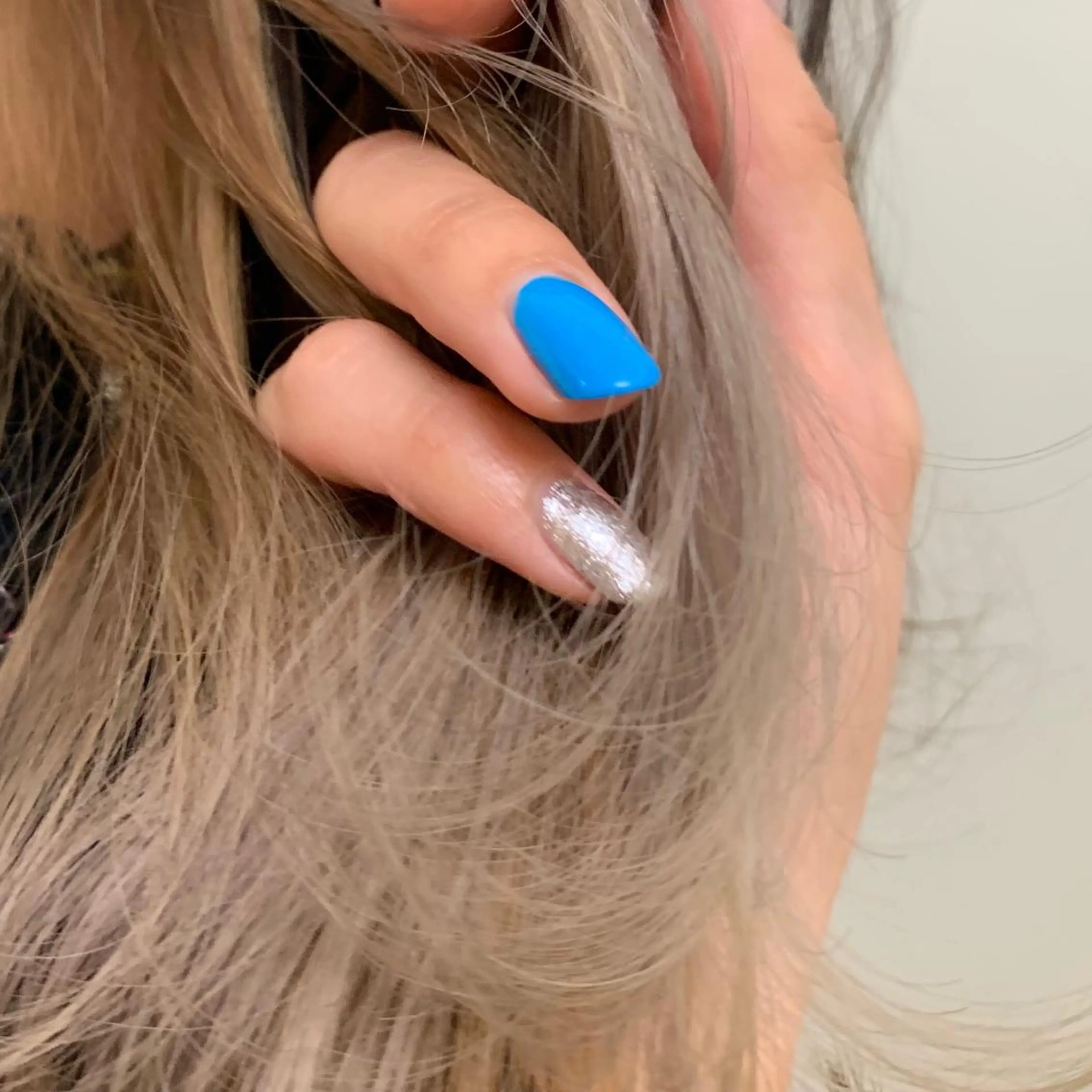 セミロング カラー ブリーチ インナーカラー シルバー ヘアカラー ✨カラー支持No.1 🧸ワキ カナコ🧸のヘアスタイル