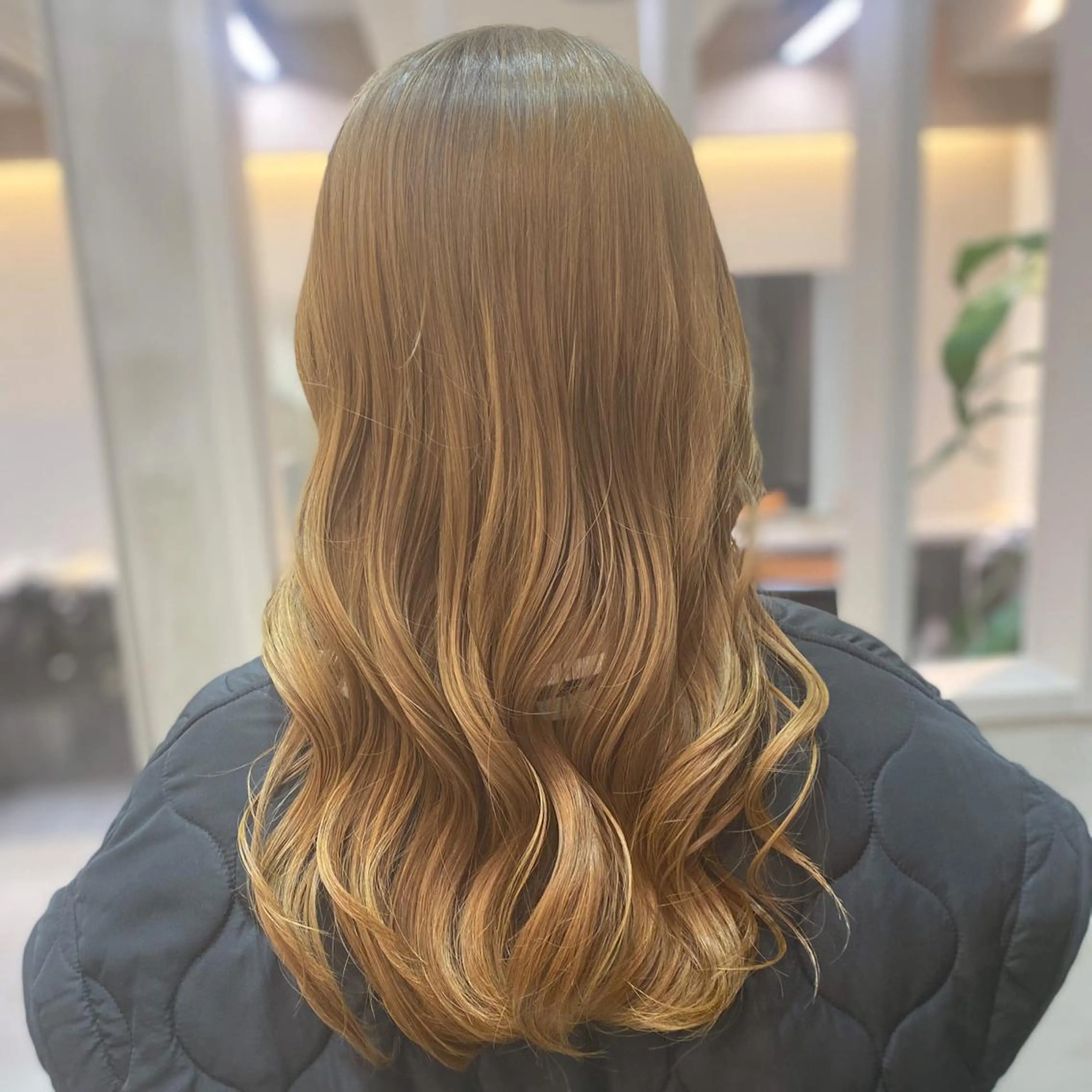 ロング カラー ベージュカラー デザインカラー ハイトーンカラー ミルクティーベージュ カット ヘアカラー トリートメント ヘッドスパ 木原良 (キハラ リョウ)のヘアスタイル