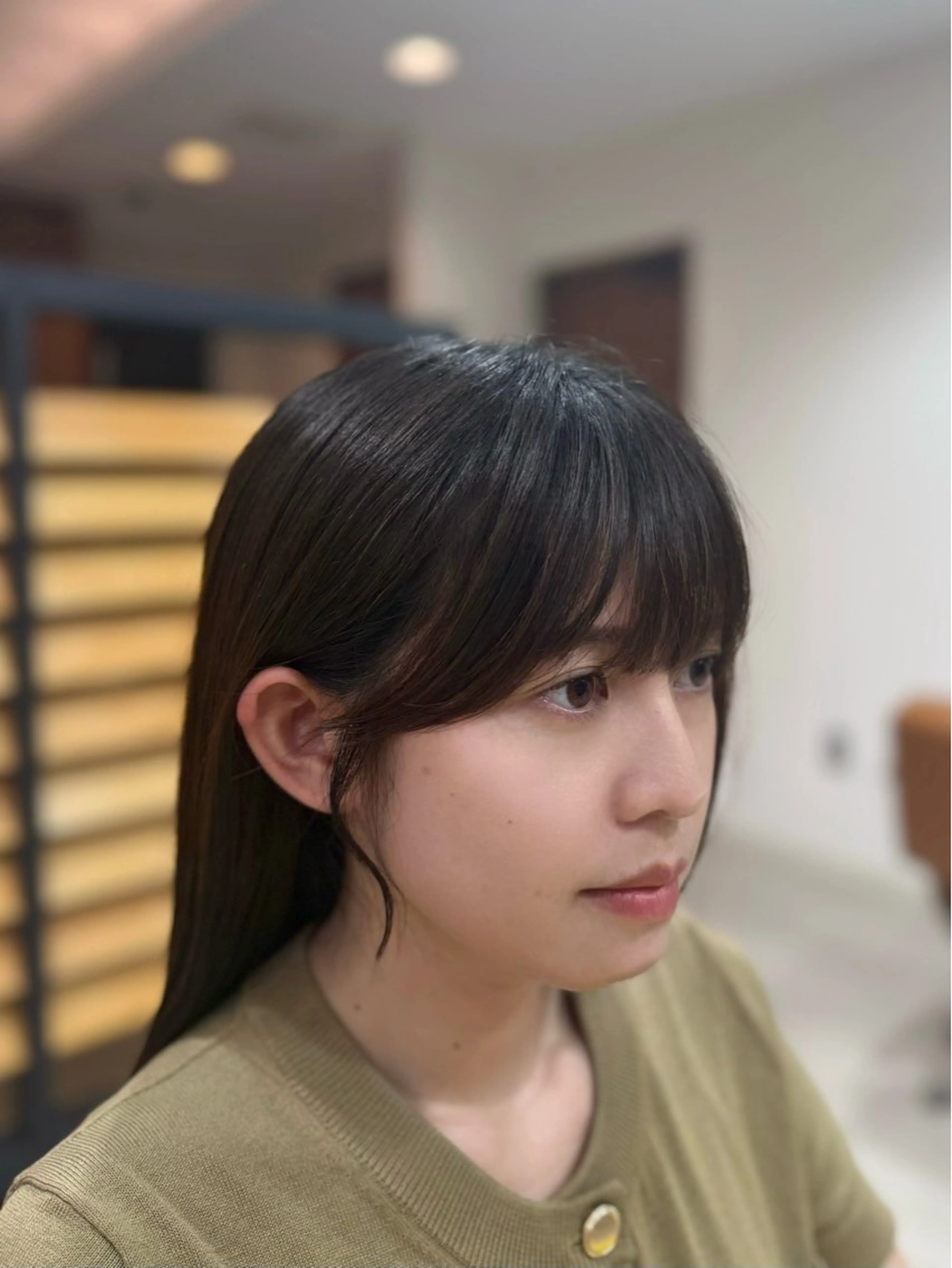 ミディアム カット yuzua/オリーブ /透明感/レイヤーのヘアスタイル