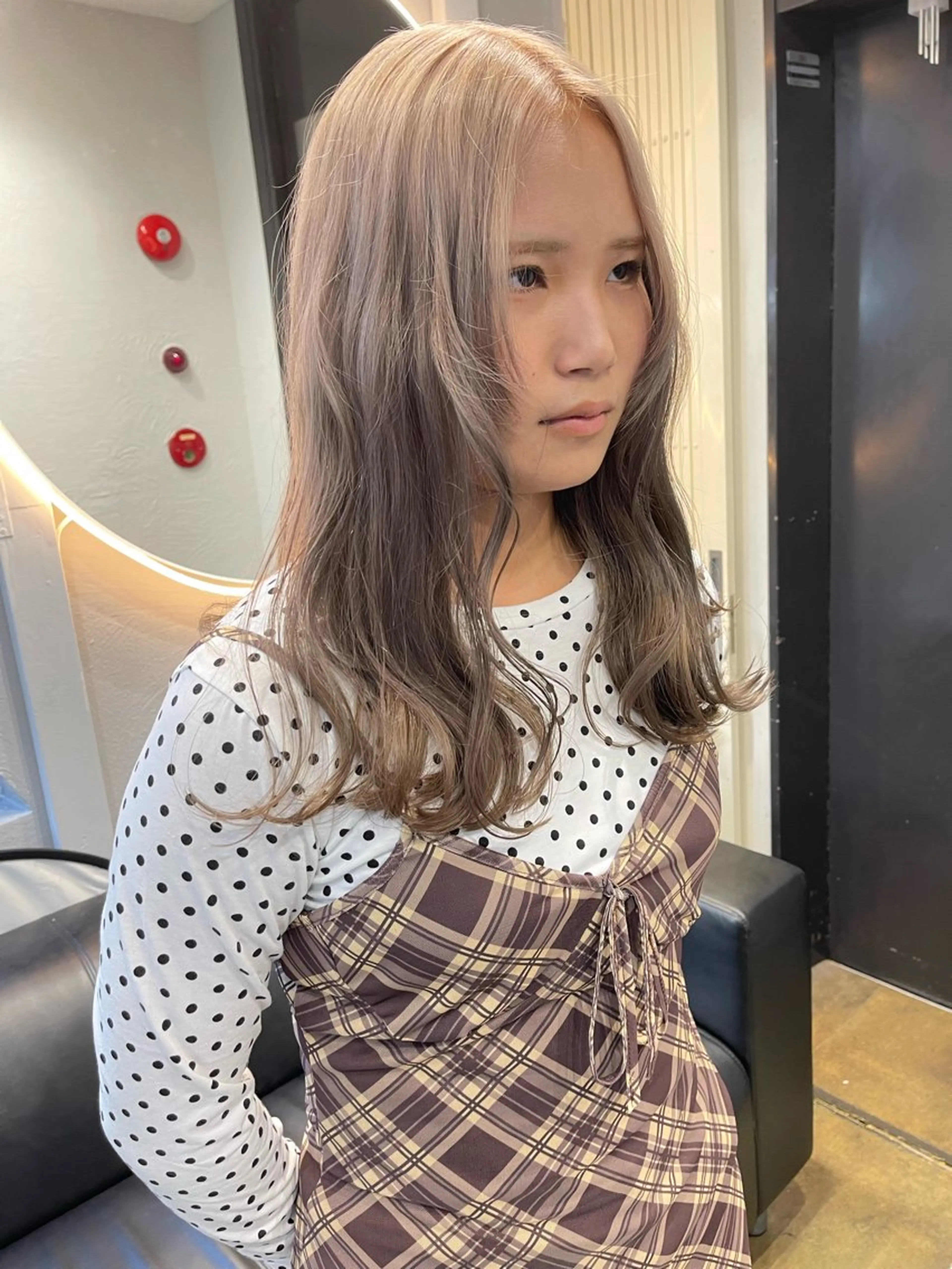 ロング カラー ベージュカラー ブリーチ ケアブリーチ デザインカラー ダブルカラー TATSUブリーチ/ ミルクティーベージュのヘアスタイル