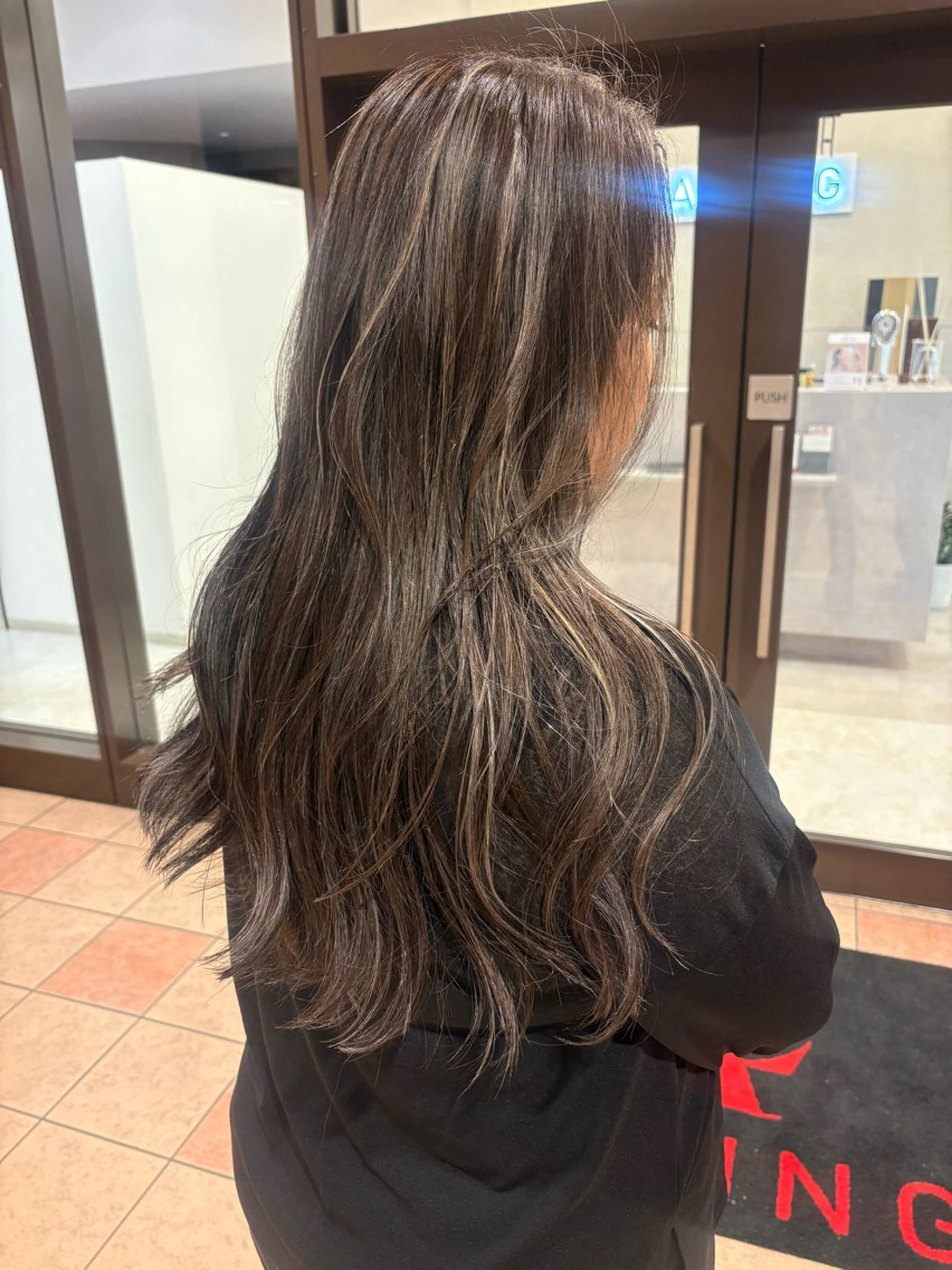 ロング ハイライト ヘアカラー 橋本 聖菜のヘアスタイル