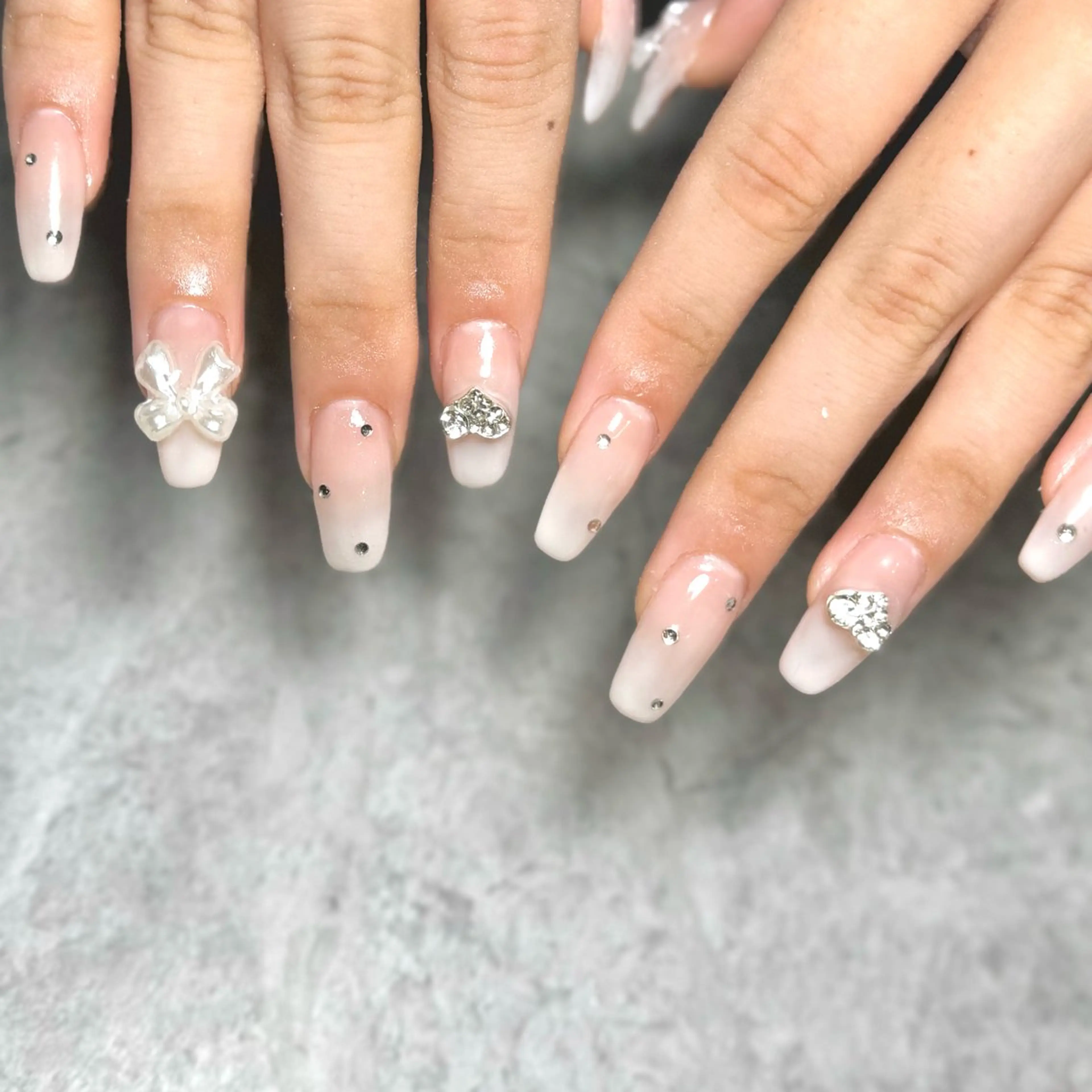 ネイル グラデーション キラキラネイル リボン ワンホンネイル ホワイト ハンドネイル Nail Salon Lillion【リリオン】所属・lillion karenのネイルデザイン