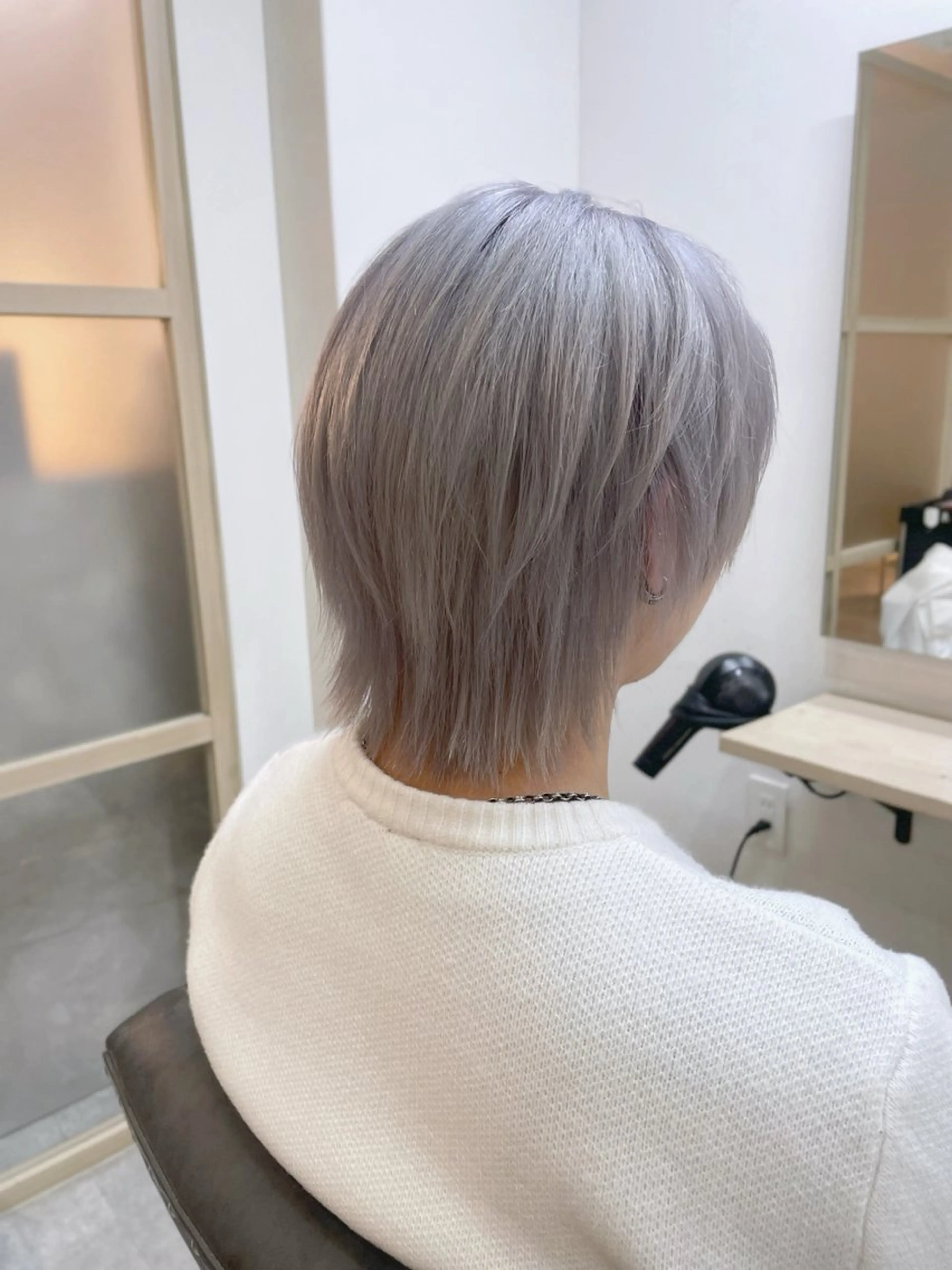 ミディアム カラー メンズ シルバー ホワイトシルバー カット ヘアカラー トリートメント EMANON新宿南口所属・🦄中性ウルフ ☁️Shiori🦄のヘアスタイル
