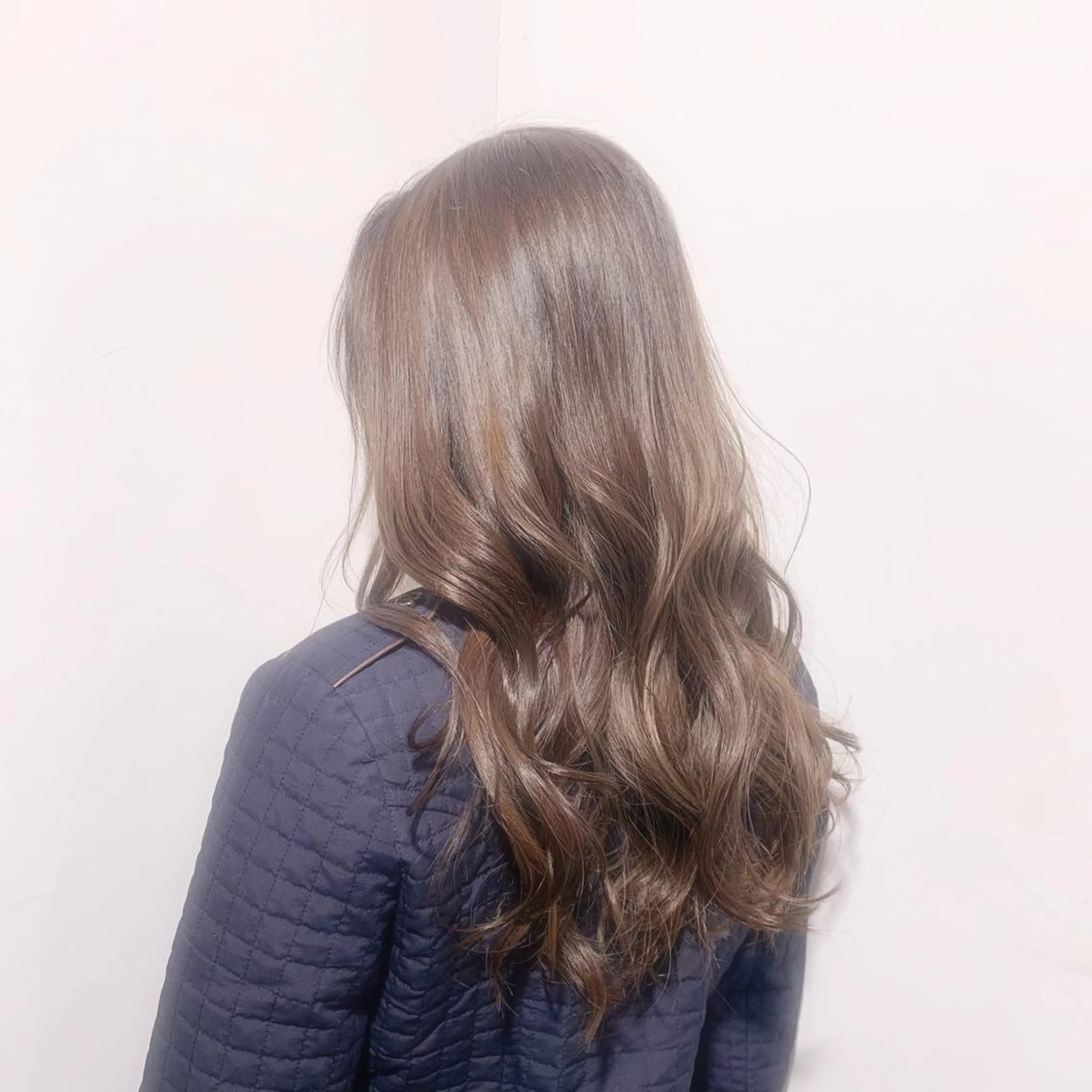 ロング カラー アディクシーカラー ベージュカラー 黒髪 ブリーチ ブルーカラー ヘアカラー トリートメント 藤澤 夏実/インナーカラーのヘアスタイル