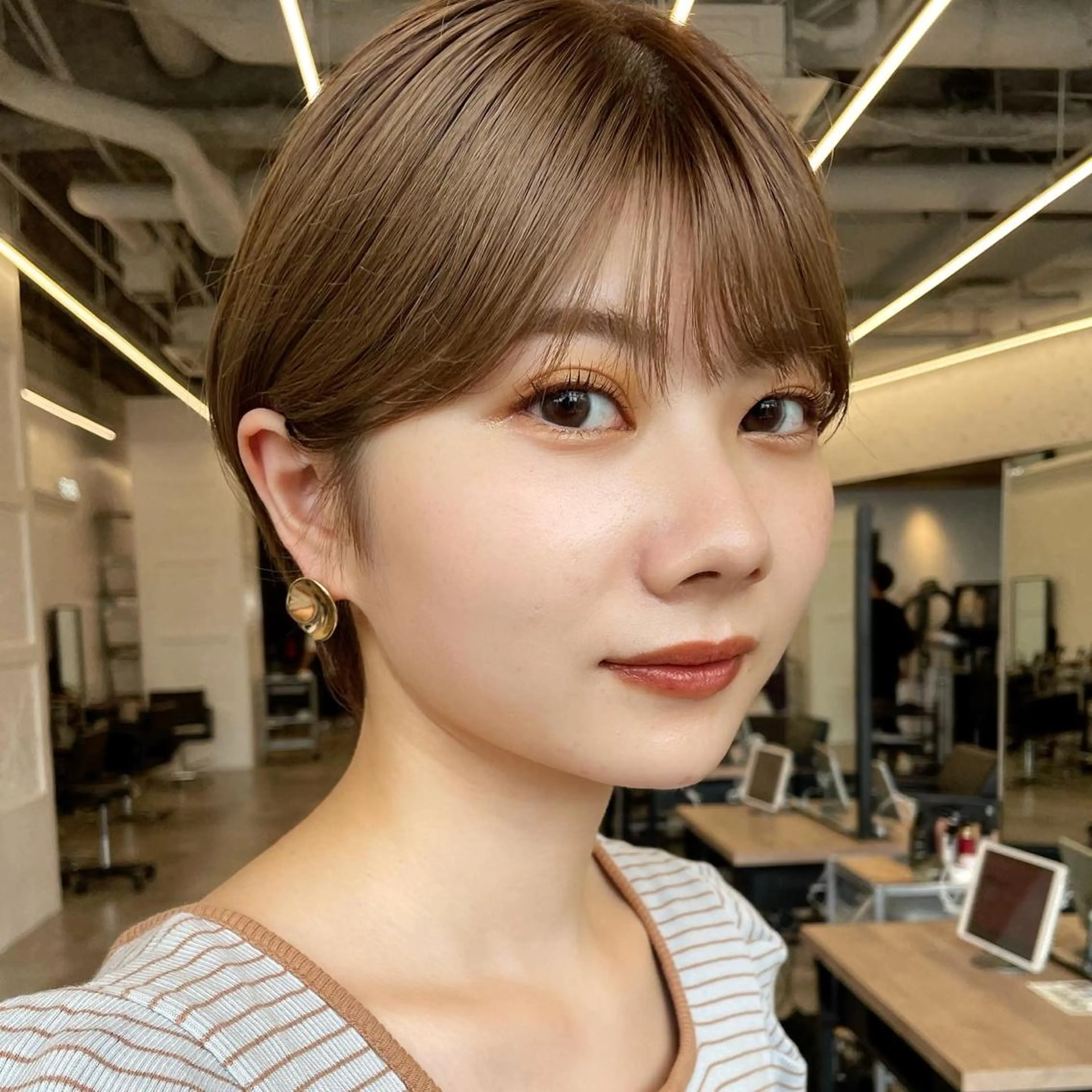 ショート カラー ベージュカラー ハイトーンカラー ハイトーンベージュ ショートヘア レイヤー/ショート透 明感カラー/西田祐賀のヘアスタイル