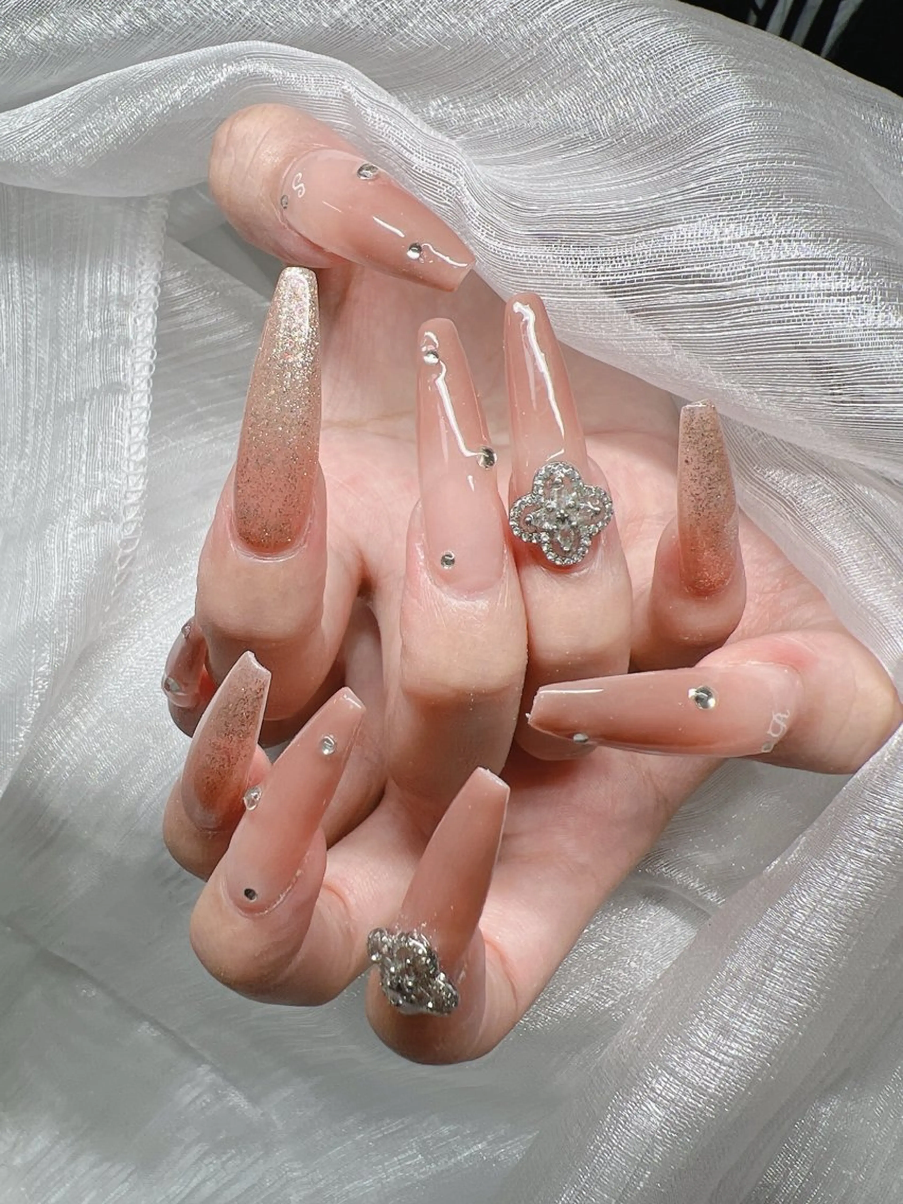 ネイル 長さ出し グラデーション 卒業式 キラキラネイル マグネットネイル ハンドネイル Lee Nailsのネイルデザイン