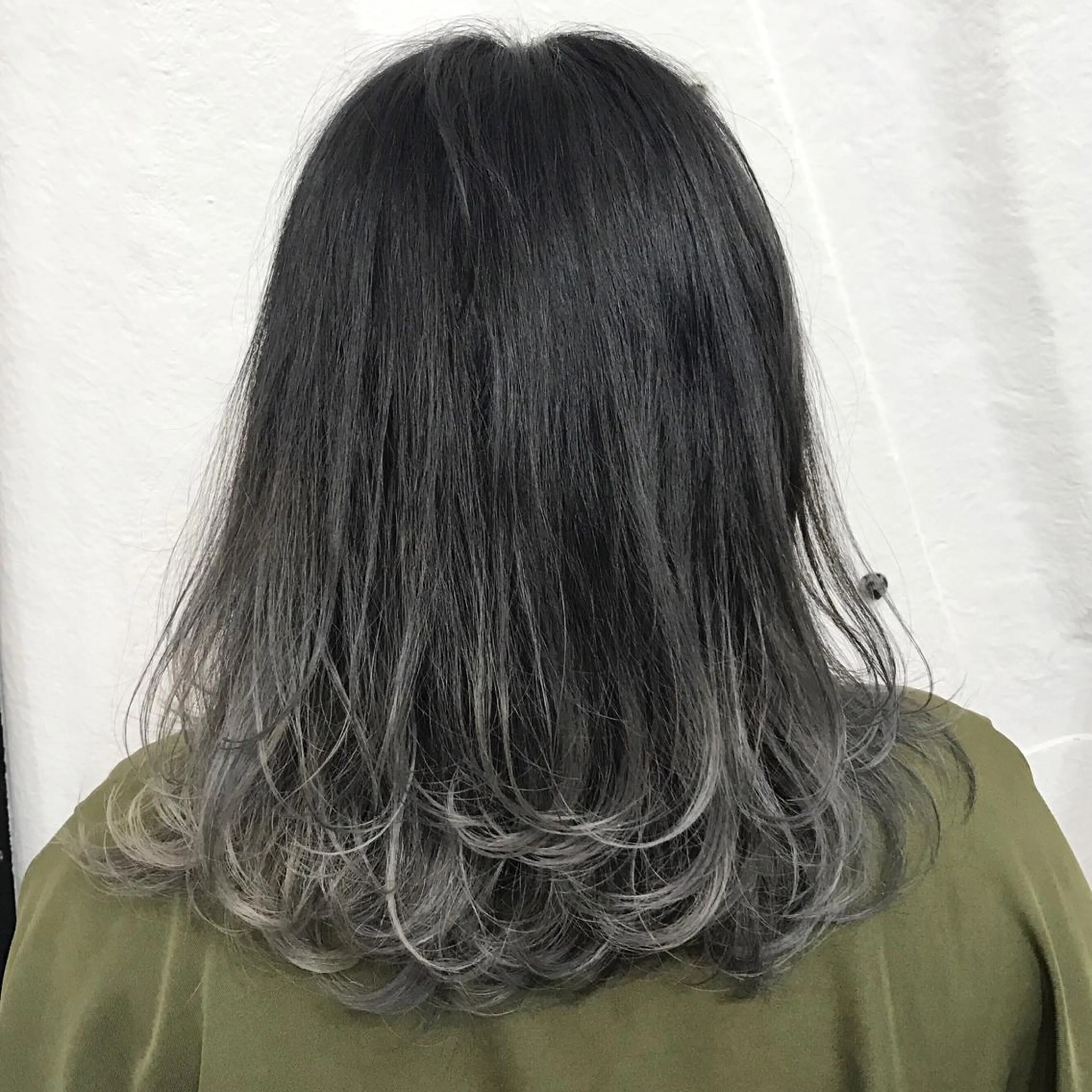 ミディアム カラー ブリーチ グラデーションカラー シルバー レイヤーカット サロウィン所属・K-POP好き美容師 🇰🇷Kai.Yのヘアスタイル