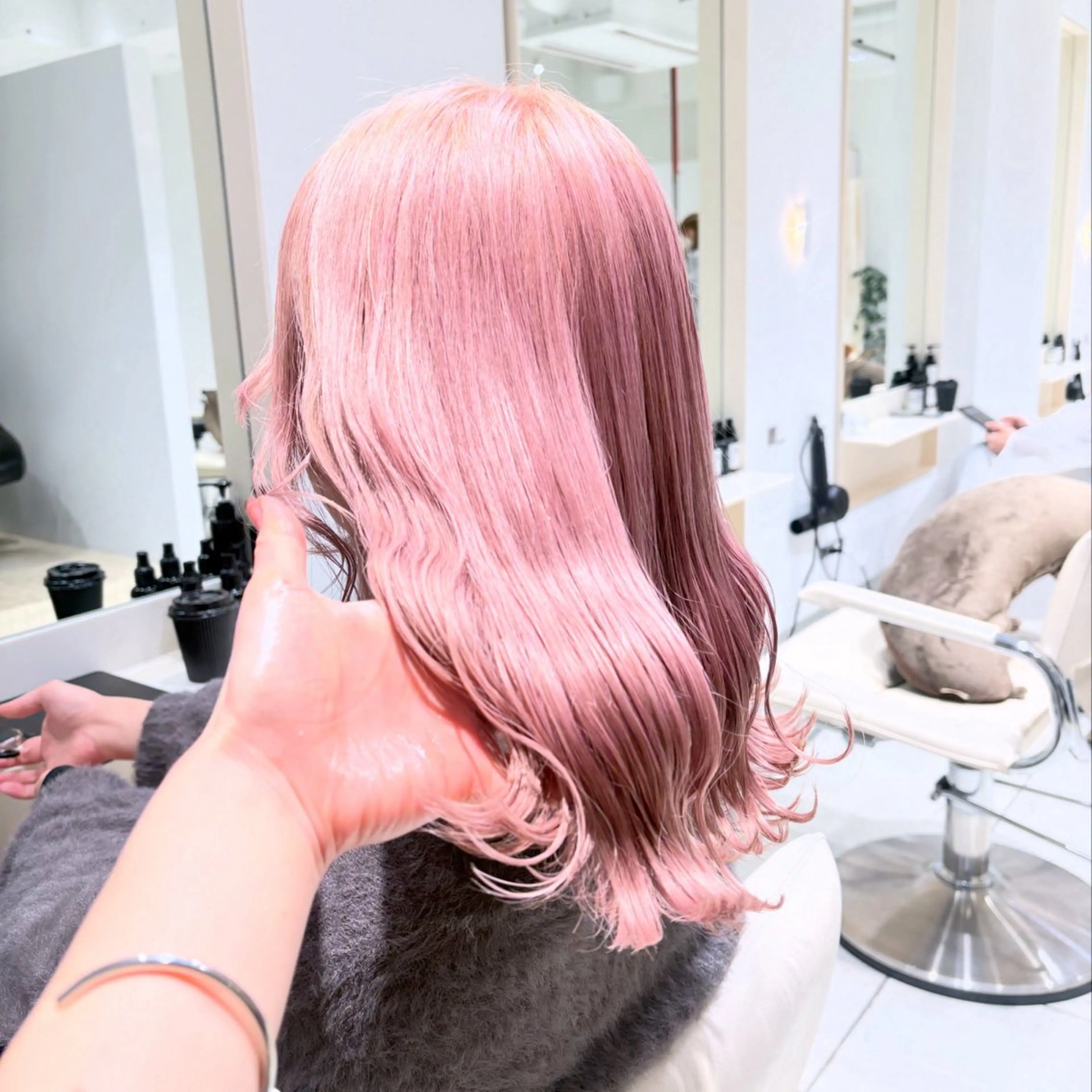 ミディアム カラー ベージュカラー ブリーチ ハイトーンカラー ピンクカラー ピンクベージュ ヘアカラー トリートメント ヘッドスパ ヘアセット カジュアルを女っぽく 𝗮𝘆𝗮𝗰𝗼のヘアスタイル