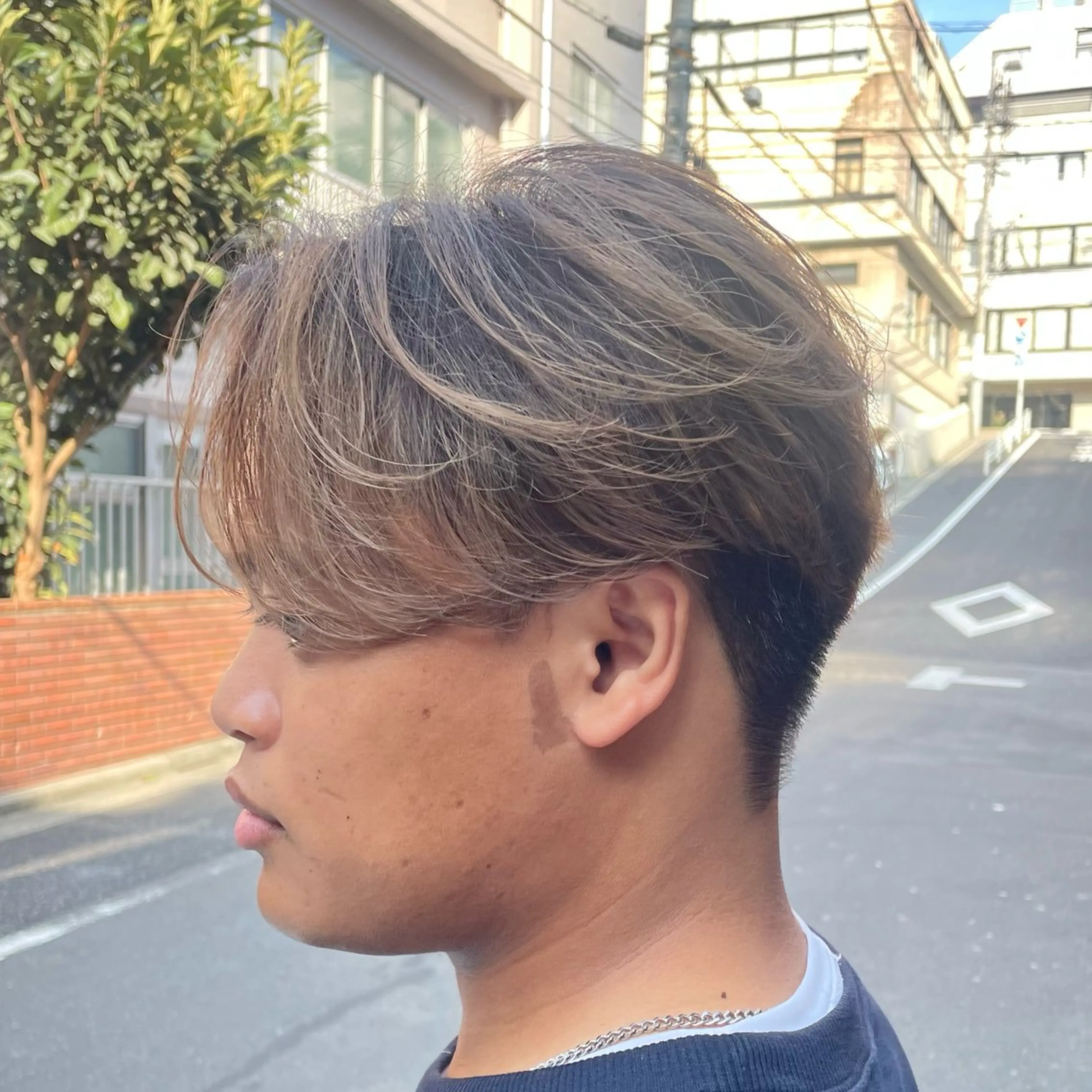 カラー メンズ メンズバレイヤージュ メンズブリーチ センターパート フェザーパーマ カルマパーマ カット ヘアカラー HIKARI メンズ満足度No.1のヘアスタイル