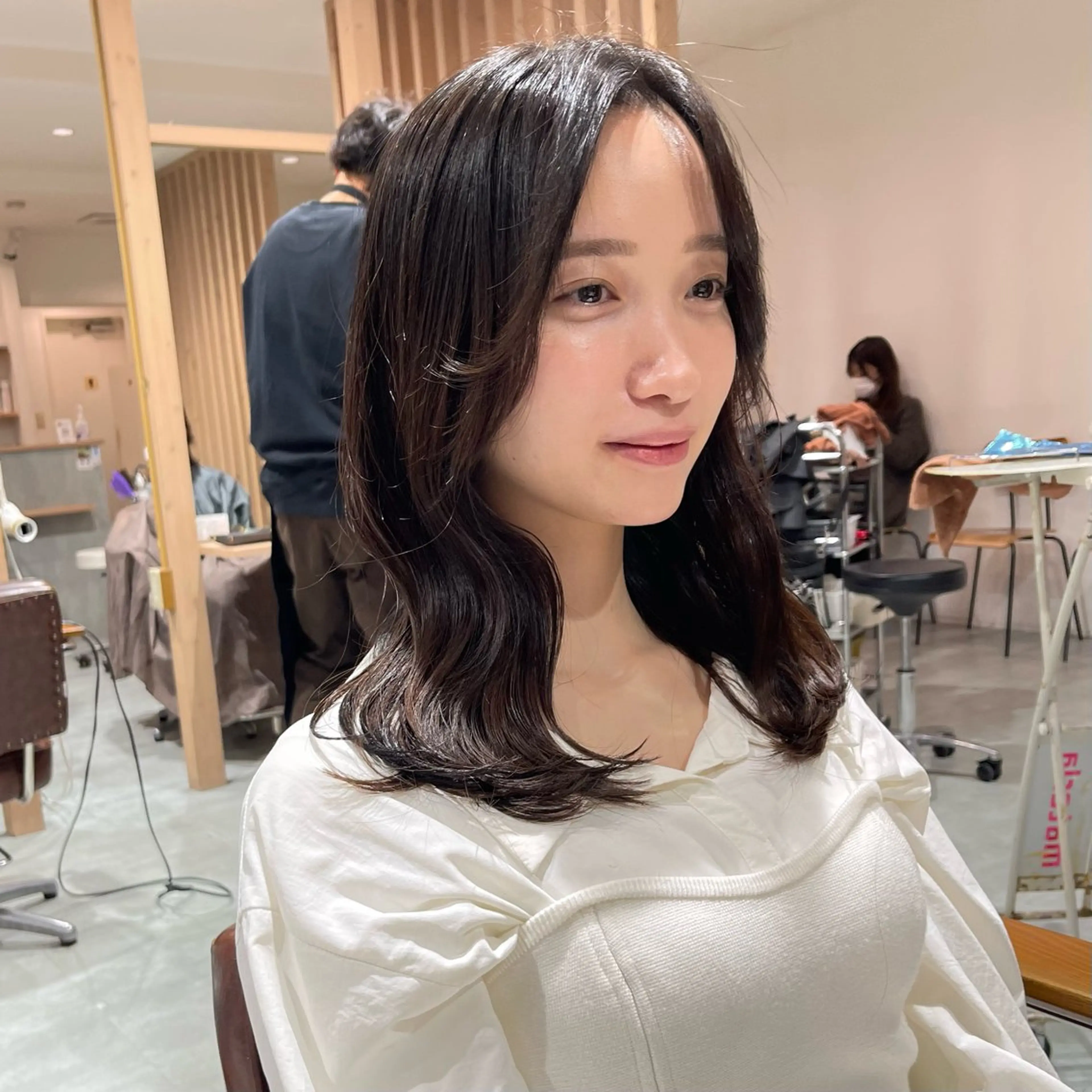 ミディアム くびれヘア 江藤貴基 レイヤー カット【駅徒歩⑥歩】のヘアスタイル