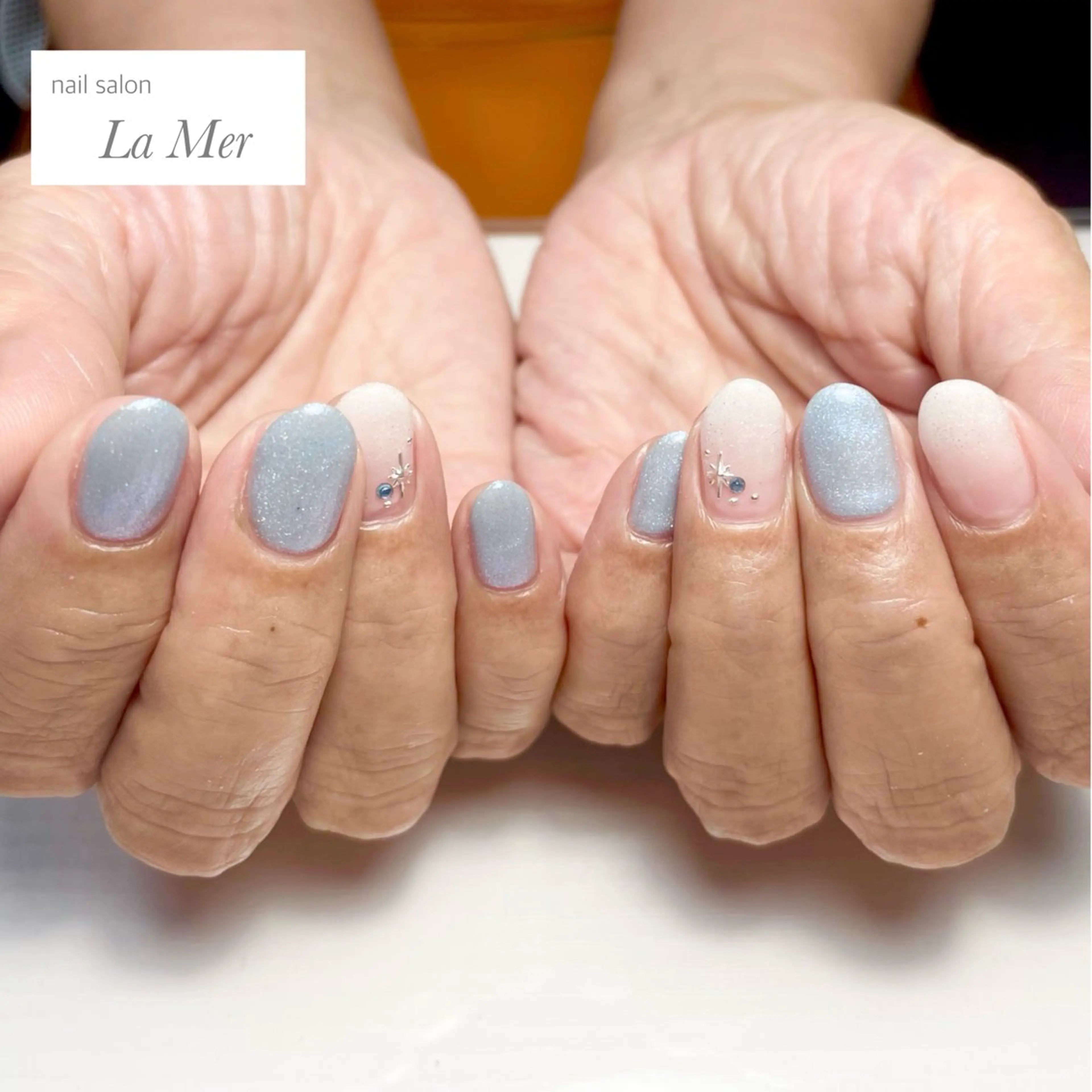 ネイル ブルー グラデーション ラメ(グリッター) ラメグラデーション マグネットネイル ハンドネイル nailsalon La Merのネイルデザイン