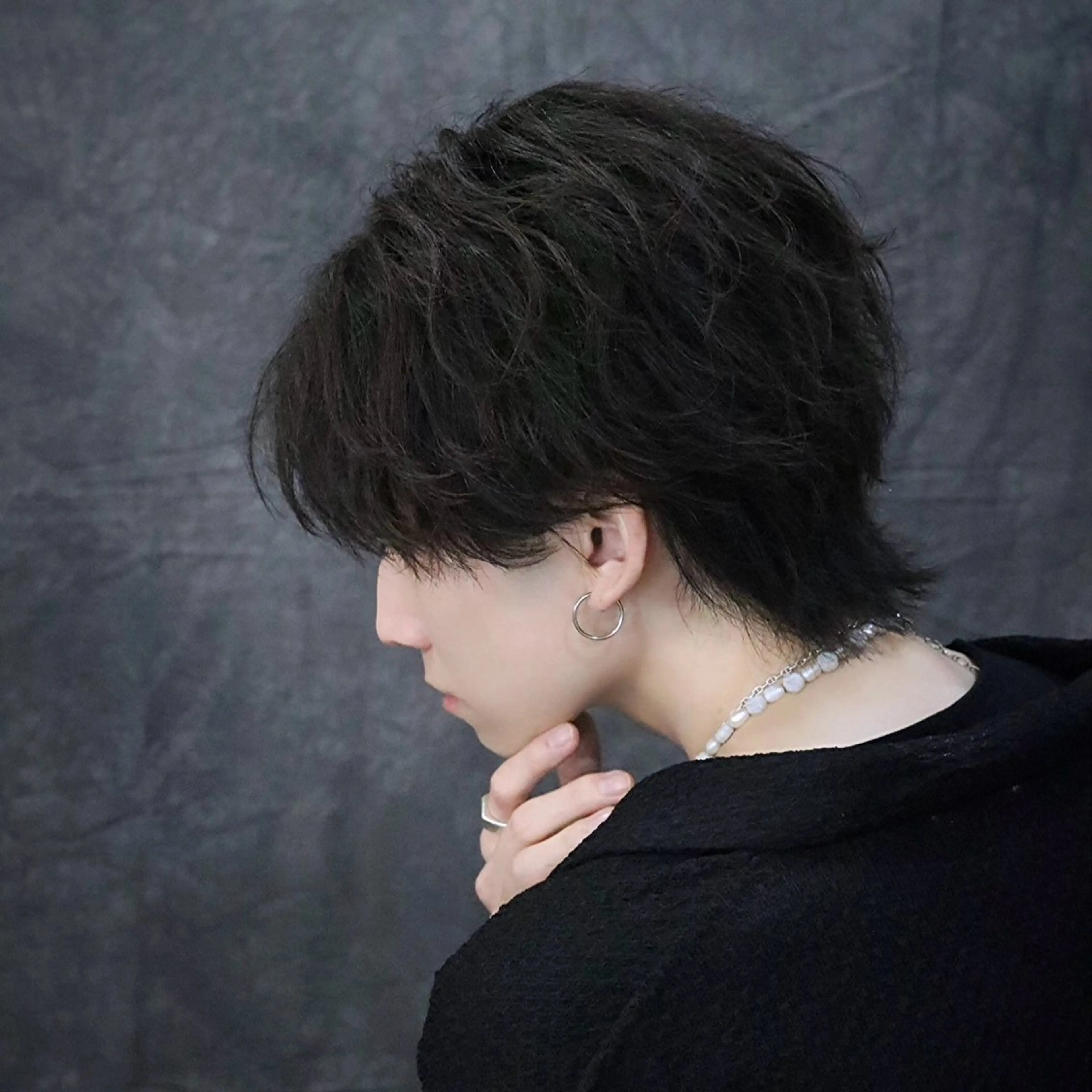 ミディアム パーマ メンズ ミディアムパーマ メンズブリーチ センターパート ダウンパーマ メンズハイトーン カット パーマ RACCOON.TOKYO 渋谷店所属・メンズカット特化🐺 ウルフ[店長]置塩祥のヘアスタイル