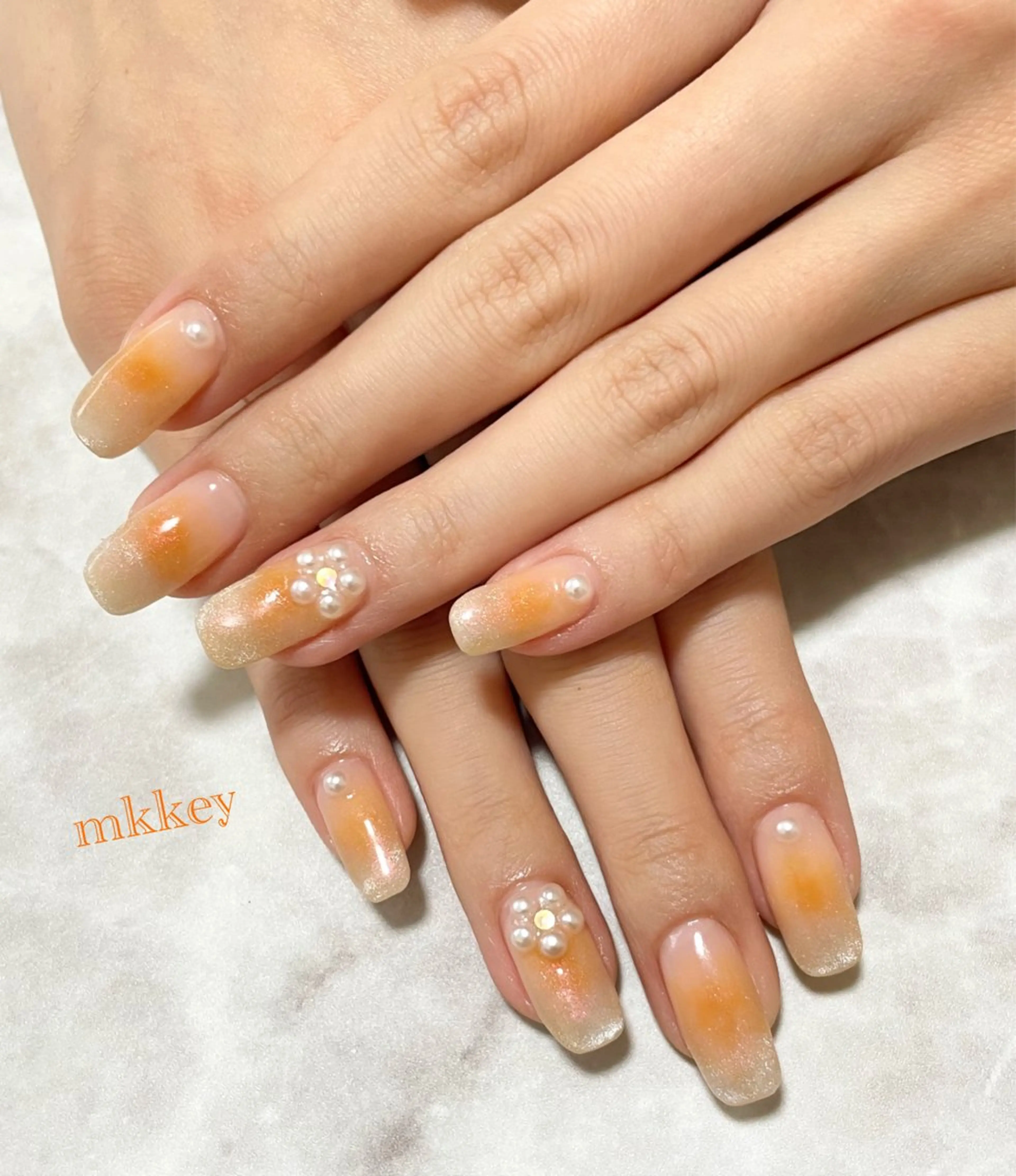 ネイル チークネイル オレンジ ハンドネイル Liora所属・nail mnのネイルデザイン