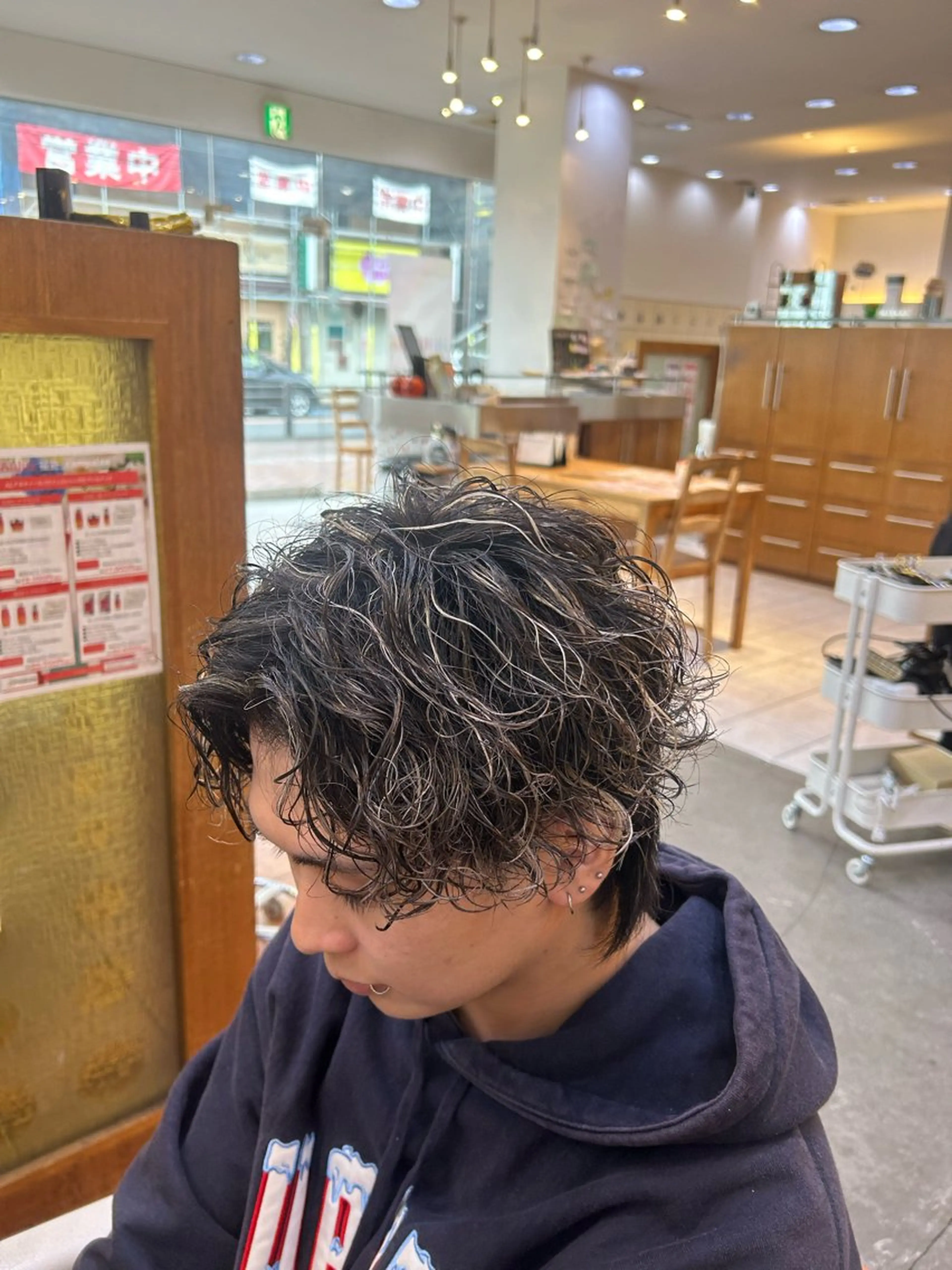 ミディアム カラー パーマ メンズ ミディアムパーマ メンズハイライト メンズメッシュ メンズパーマ ハイライトカラー カット パーマ メンズパーマ/ フェード　Tumのヘアスタイル