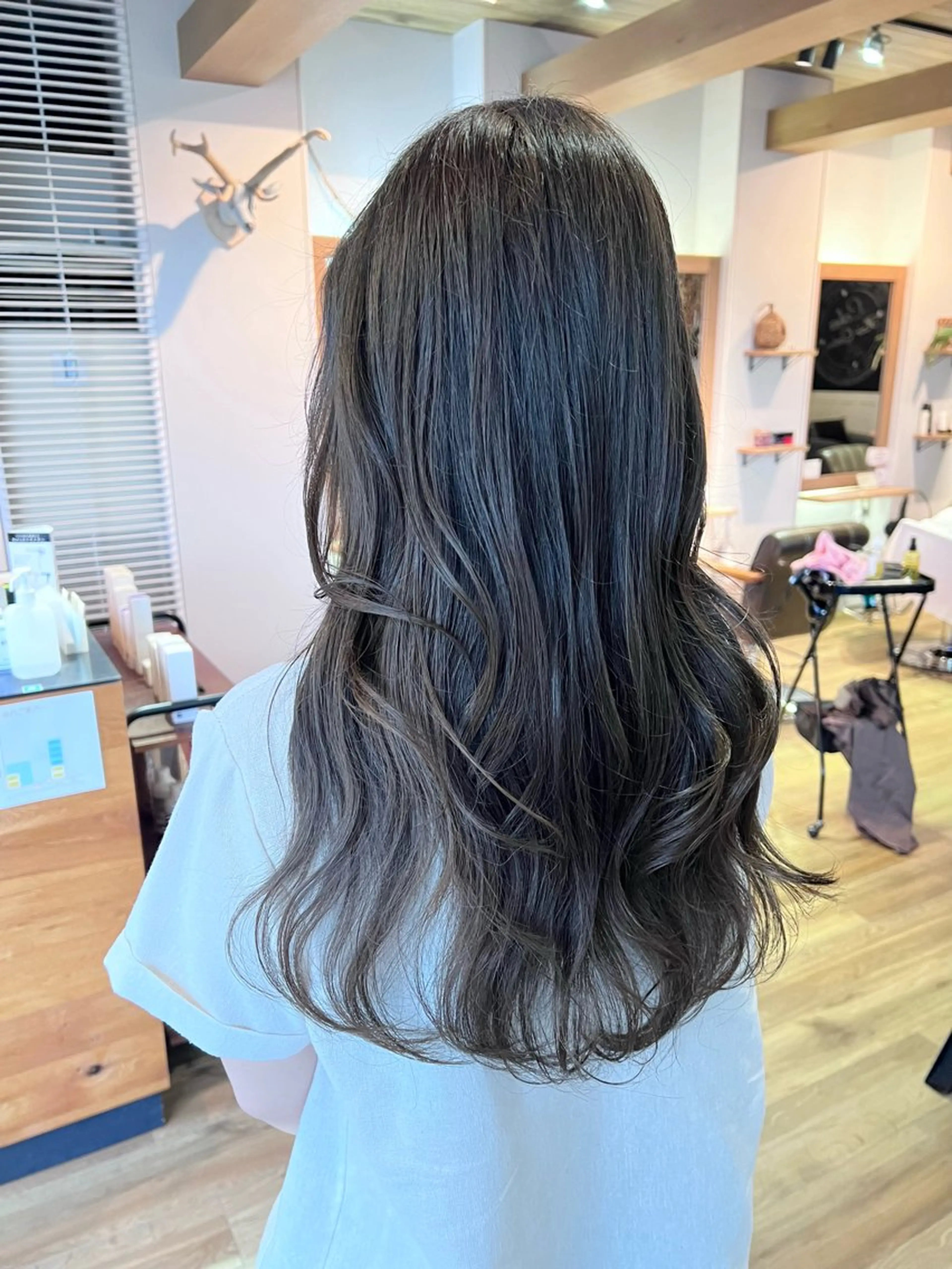 ロング カラー ブリーチ グレージュ ヘアカラー トリートメント ツキダテ ユイのヘアスタイル