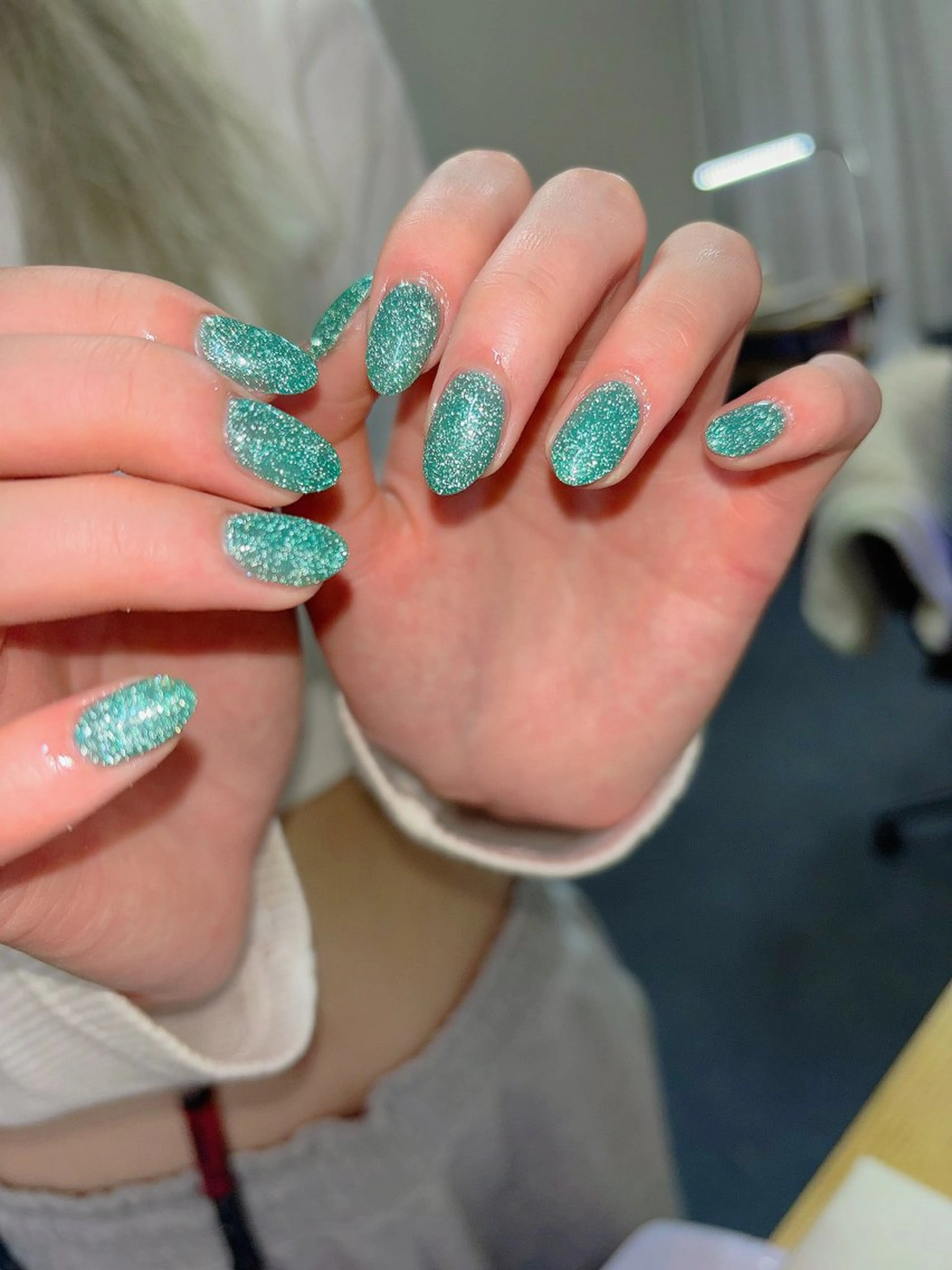 ネイル フラッシュネイル グリーン キラキラネイル ワンカラーネイル ハンドネイル ハンドケア 🎀NAIL🎀 AI🪄︎︎◝✩のネイルデザイン