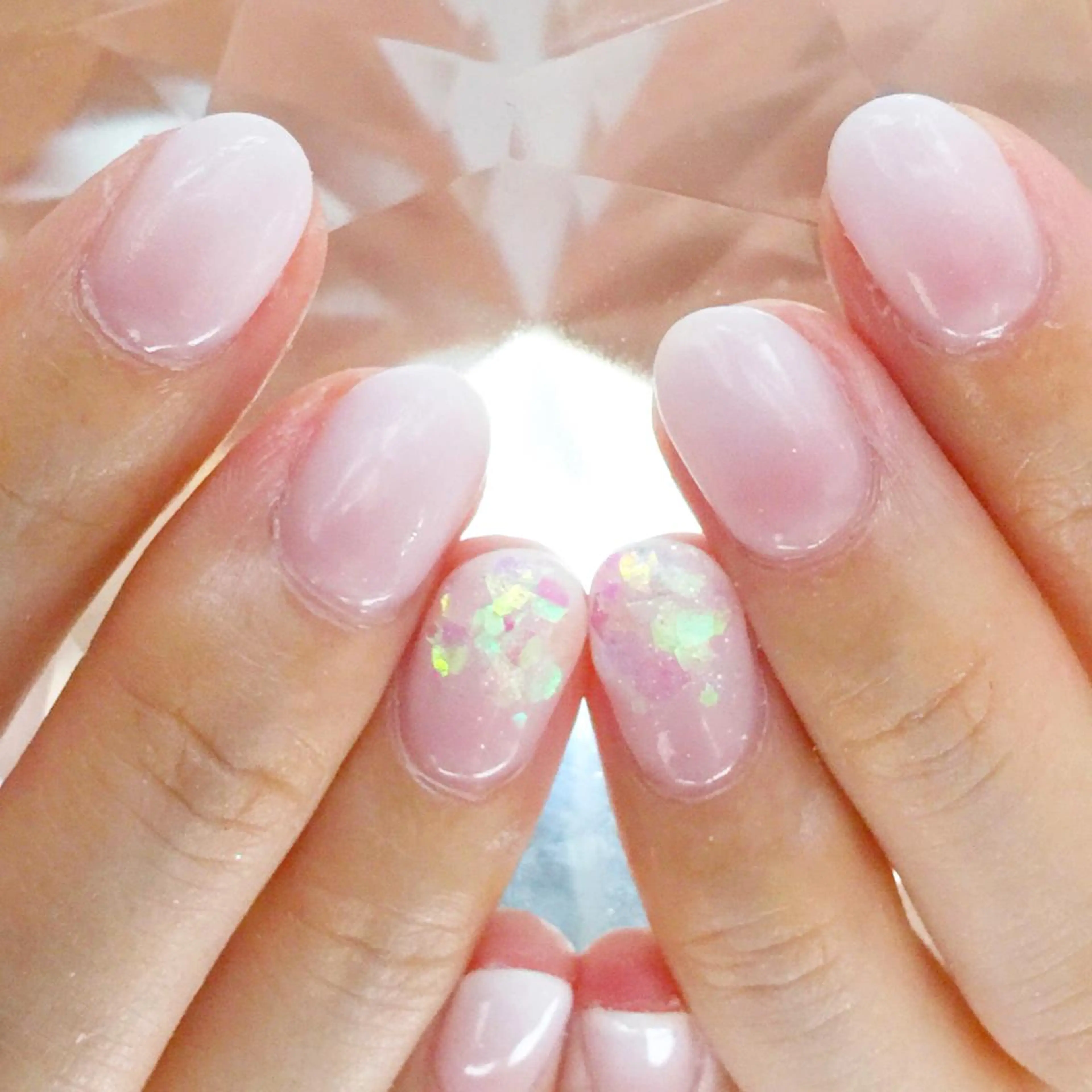 ネイル グラデーション ホログラムネイル ショートネイル シンプルネイル ホワイト YUN 💅のネイルデザイン