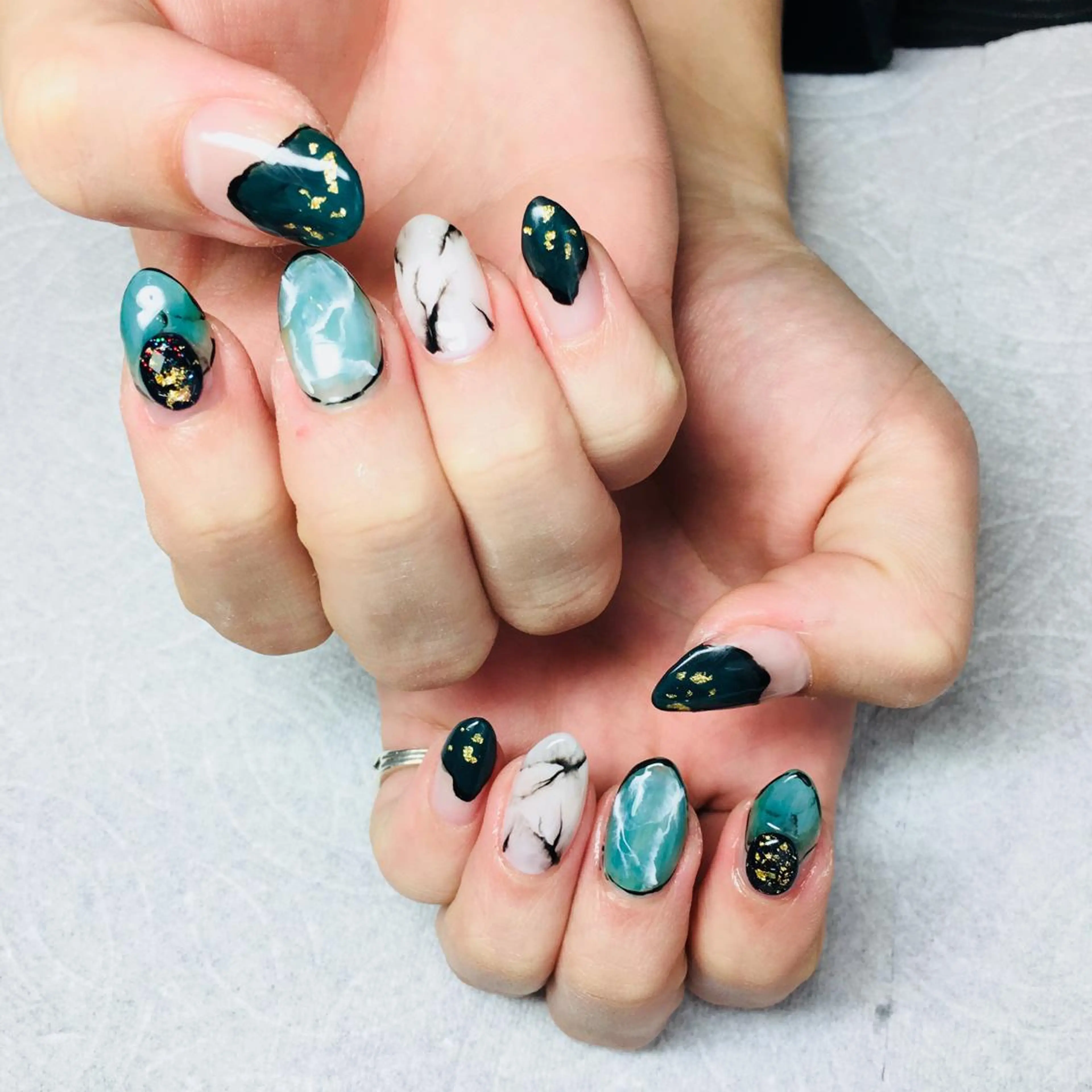 ネイル 成人式 大理石ネイル(マーブル) THECOLORS所属・近貞 莉奈のネイルデザイン