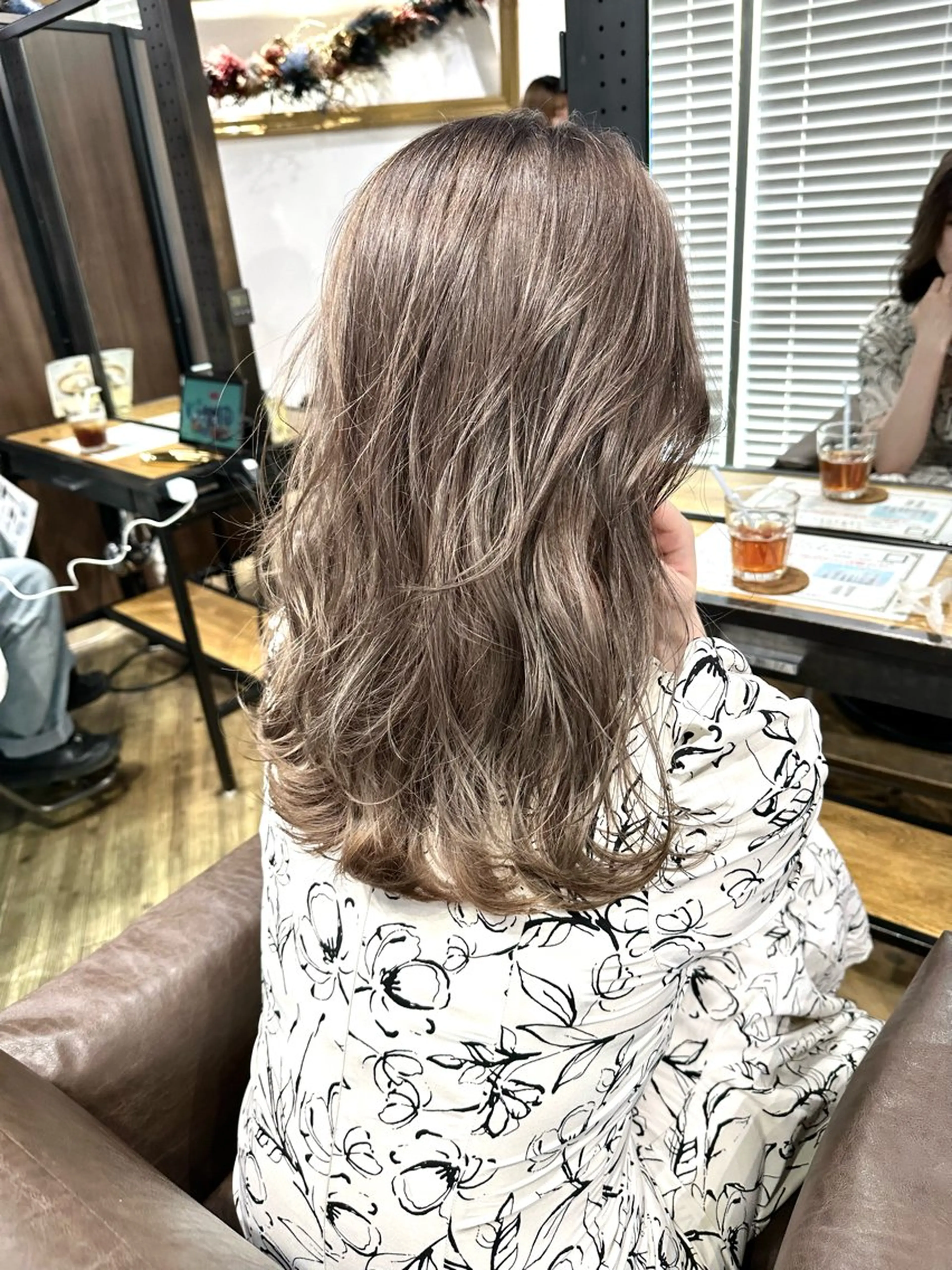 ミディアム カラー ベージュカラー グレージュ ラベンダーカラー ラベンダーグレージュ ラベンダーグレー カット ヘアカラー トリートメント ARCANAブリーチ レイヤーカット/原宿のヘアスタイル