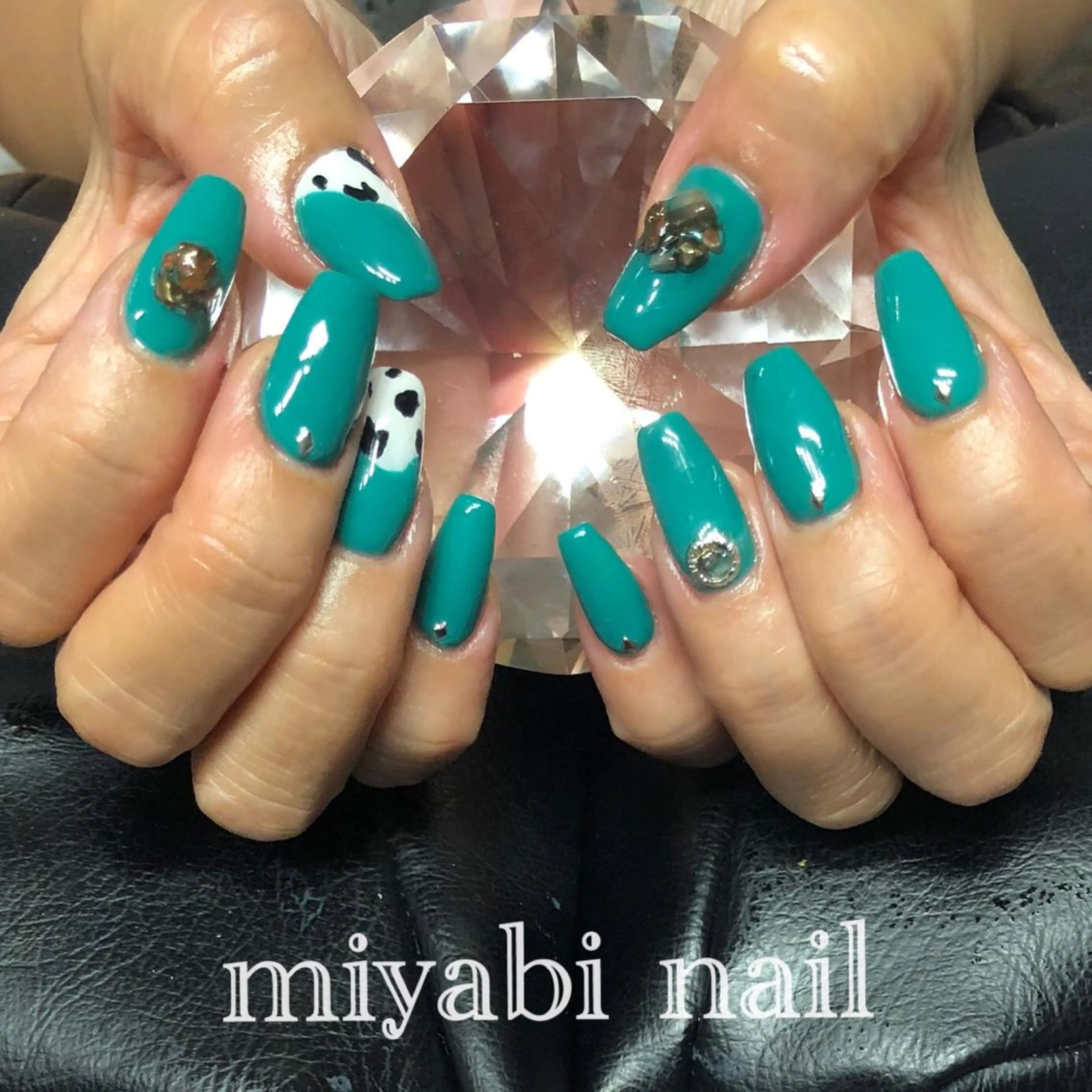 ネイル アートネイル ブラウン グリーン ストーンネイル ハンドネイル miyabi nail 桂川駅近くのネイルデザイン
